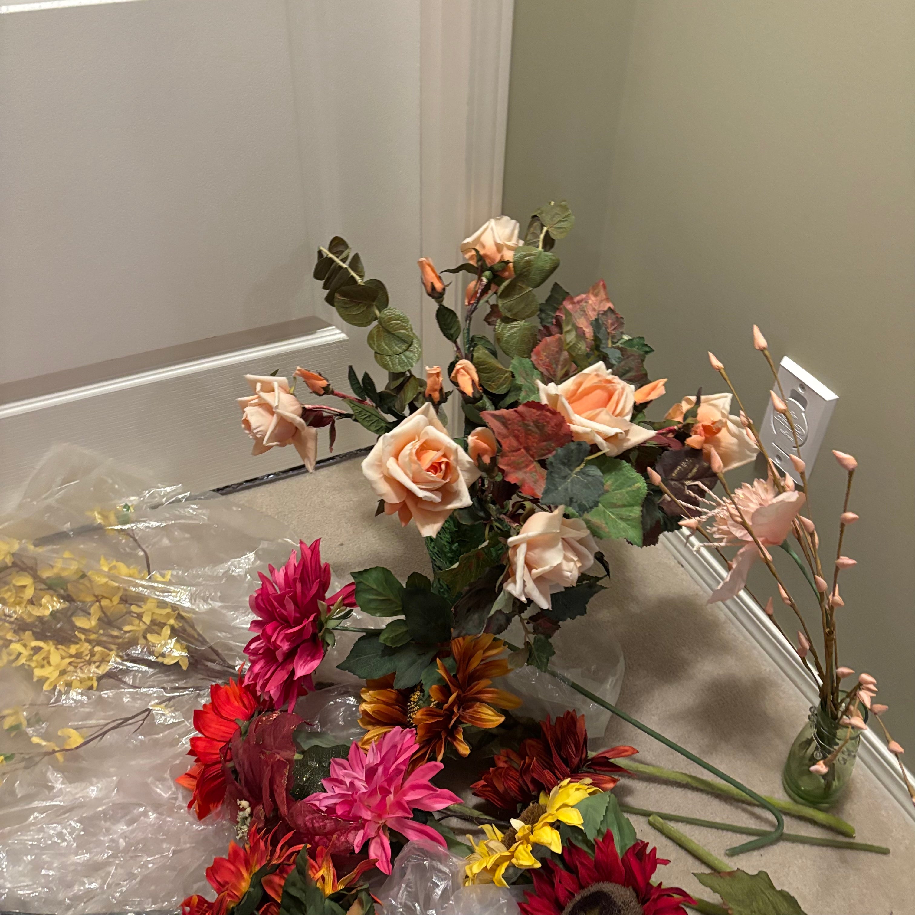 F843 Faux flowers grouping