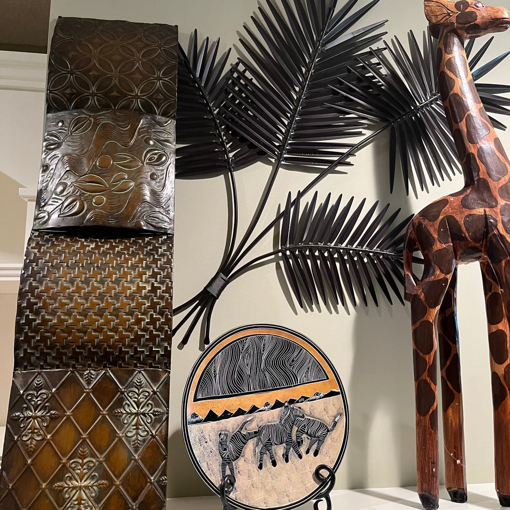 E561 Home decor Grouping (wooden giraffe and more)