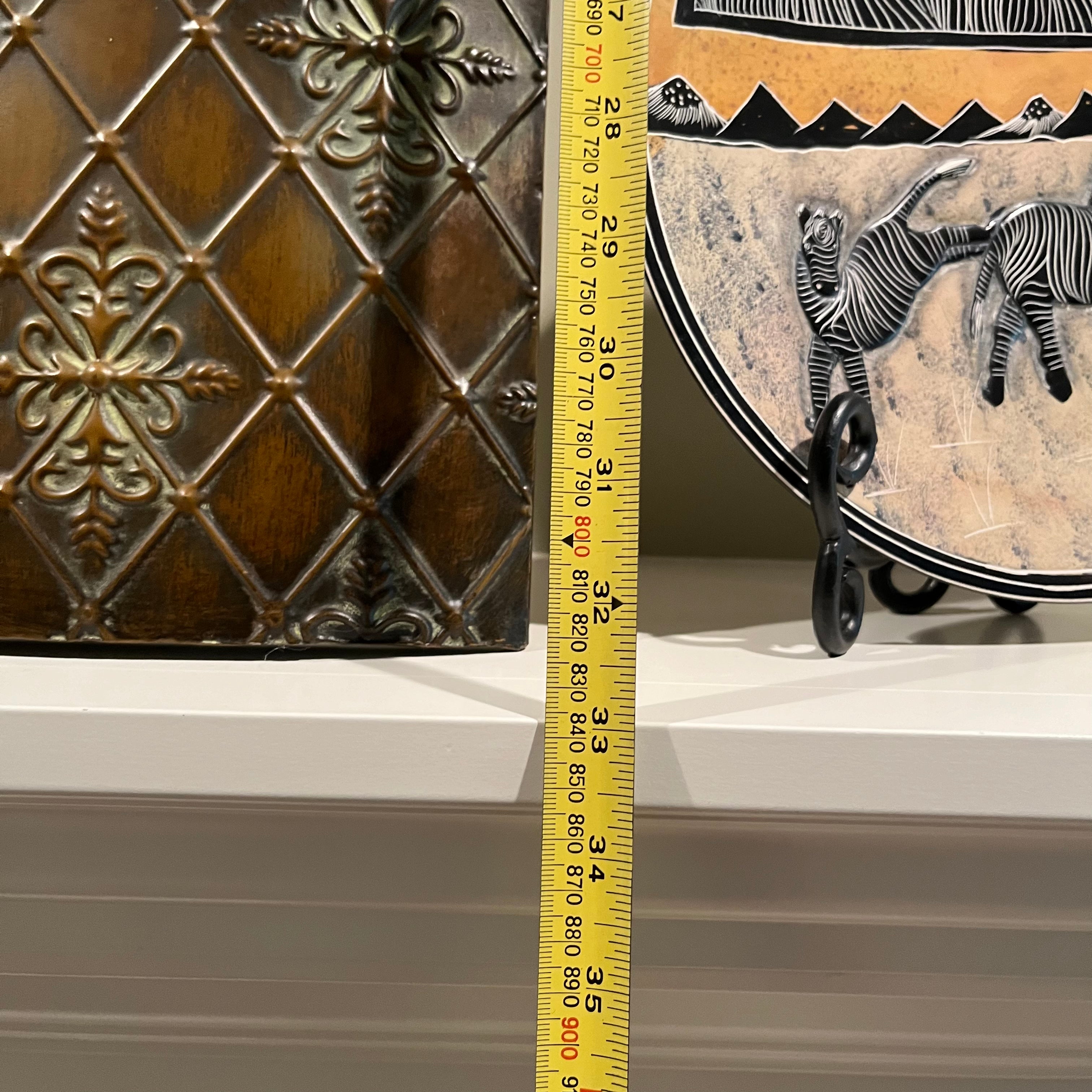 E561 Home decor Grouping (wooden giraffe and more)