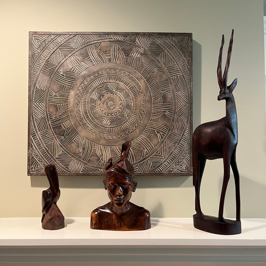 E562 Wall plaque and wooden figurines grouping