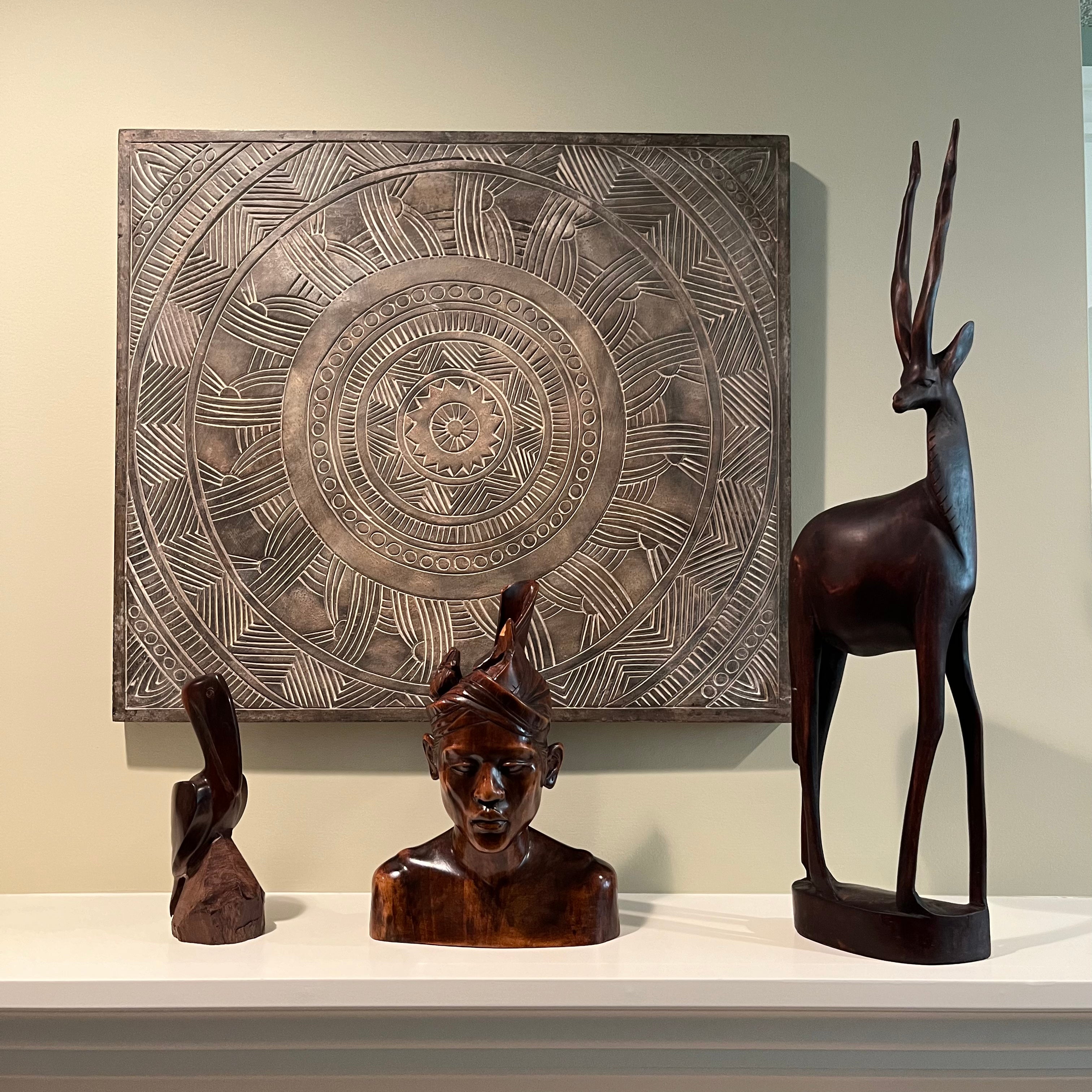 E562 Wall plaque and wooden figurines grouping