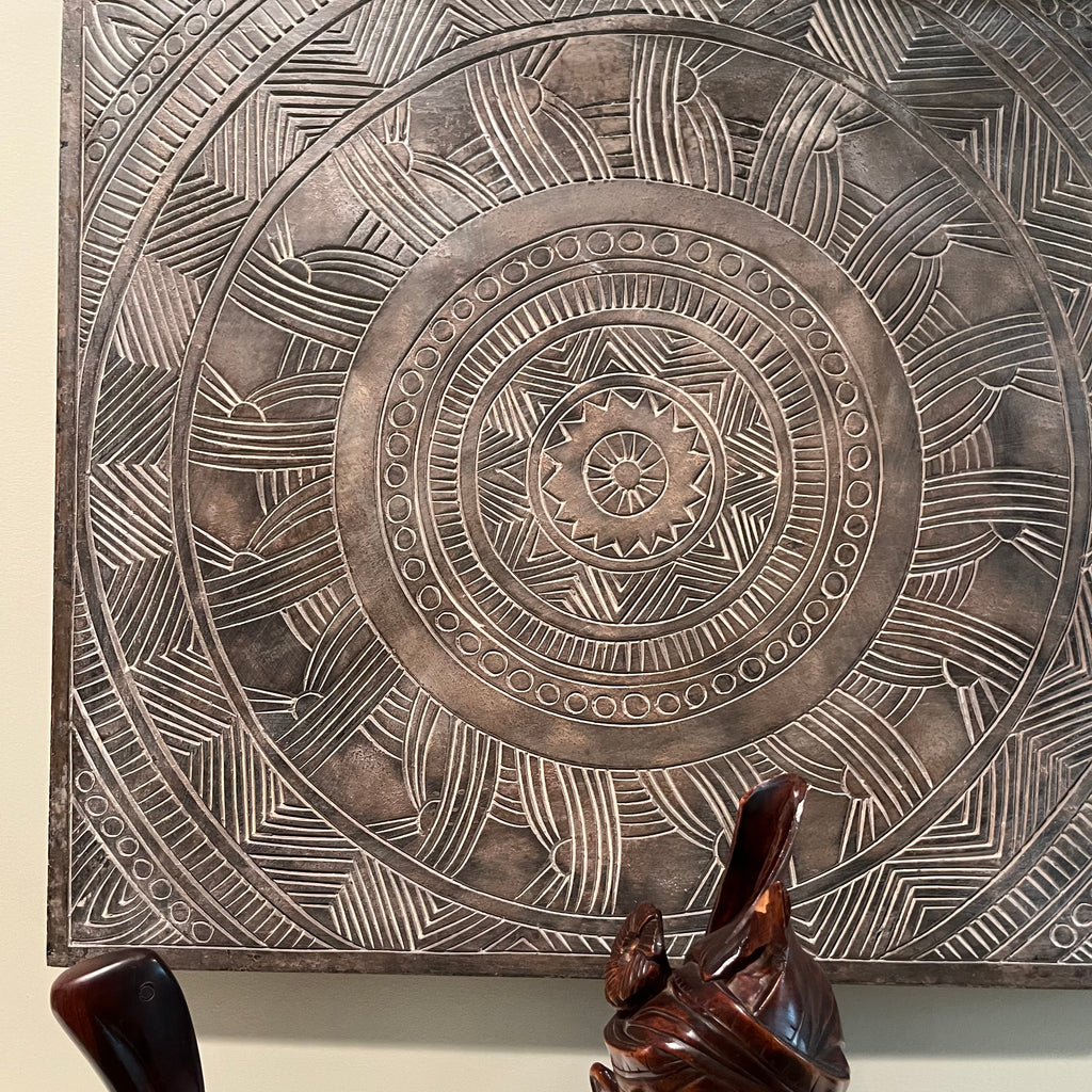 E562 Wall plaque and wooden figurines grouping