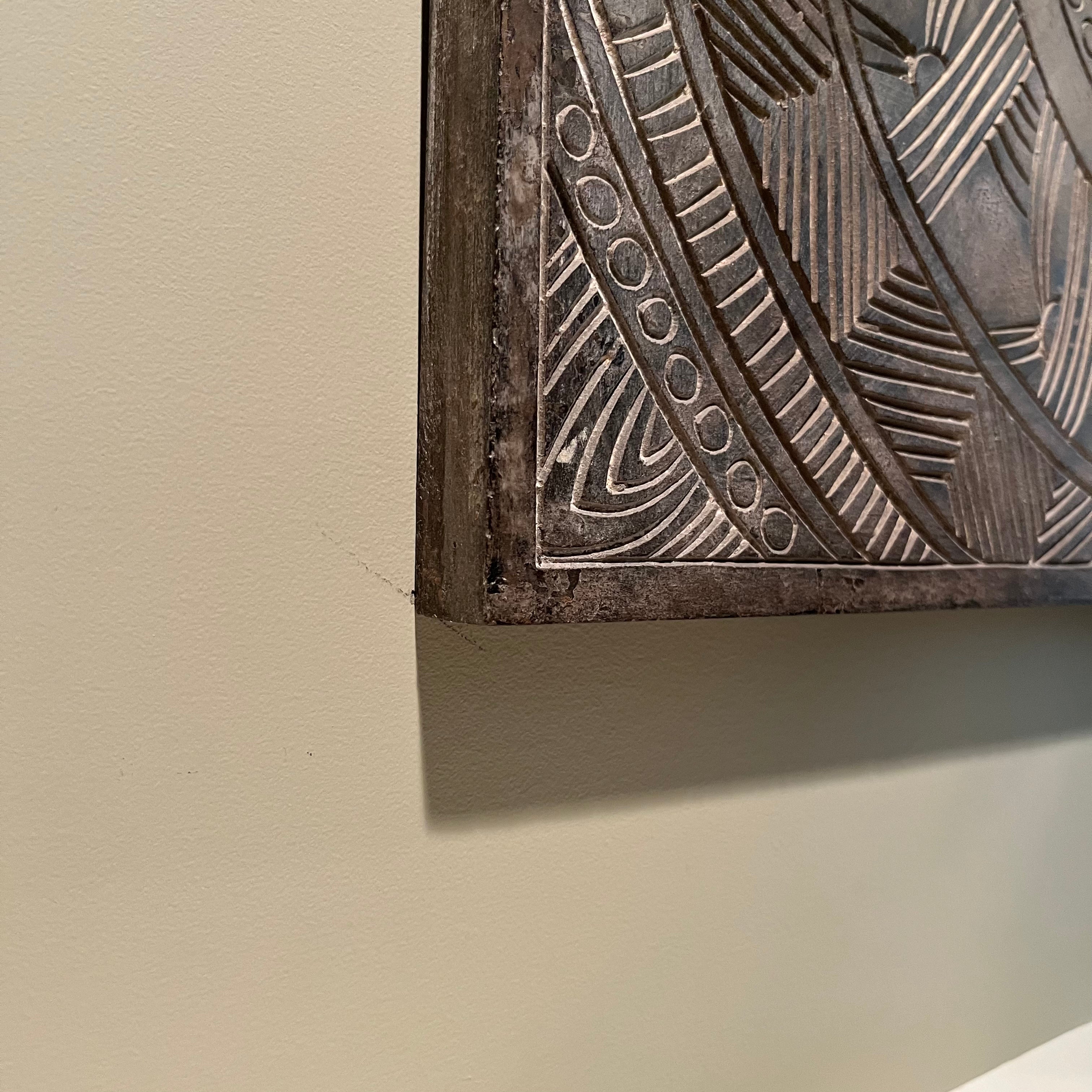 E562 Wall plaque and wooden figurines grouping