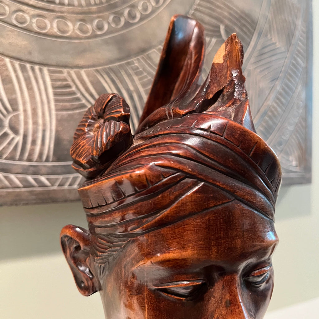E562 Wall plaque and wooden figurines grouping