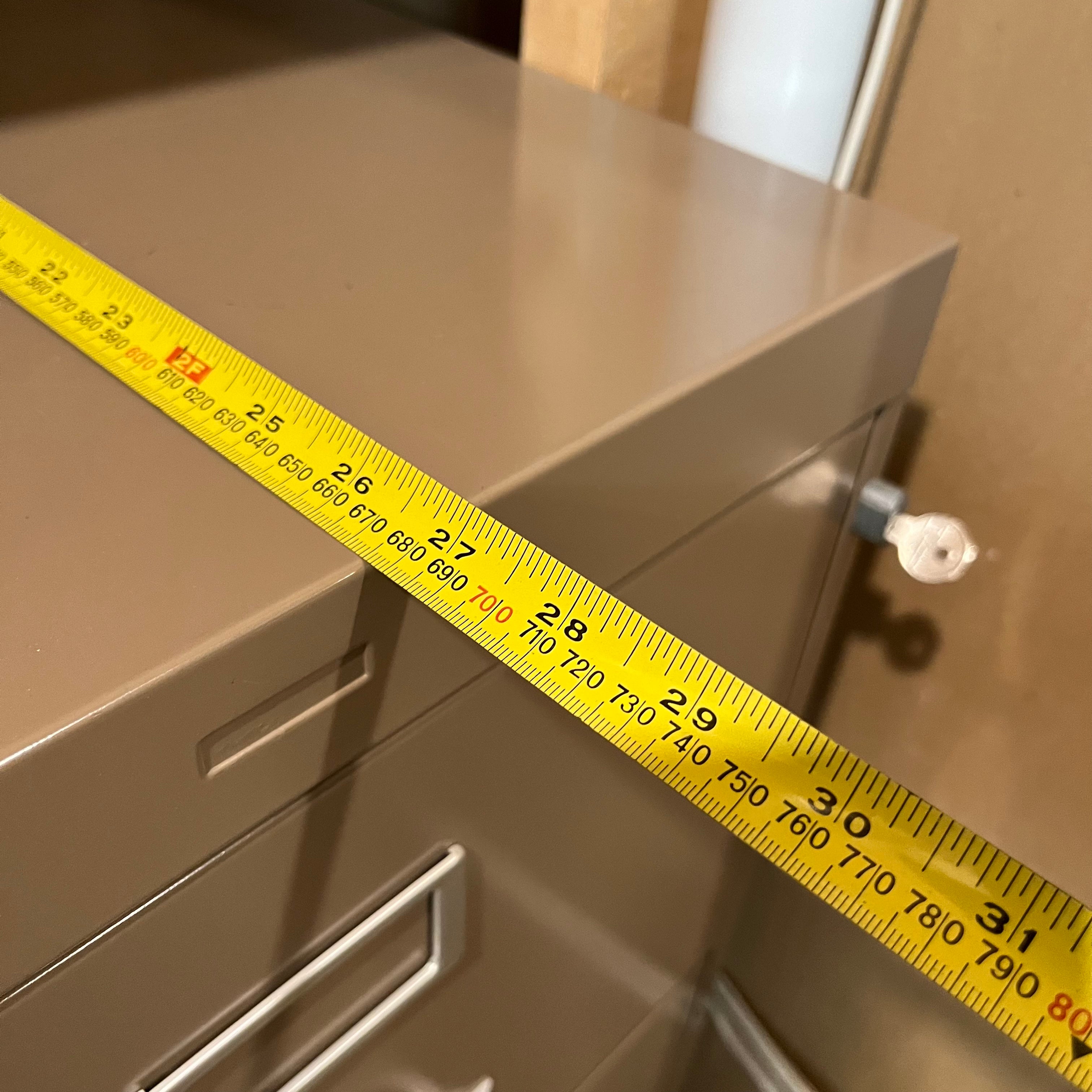 E566 Metal file cabinet