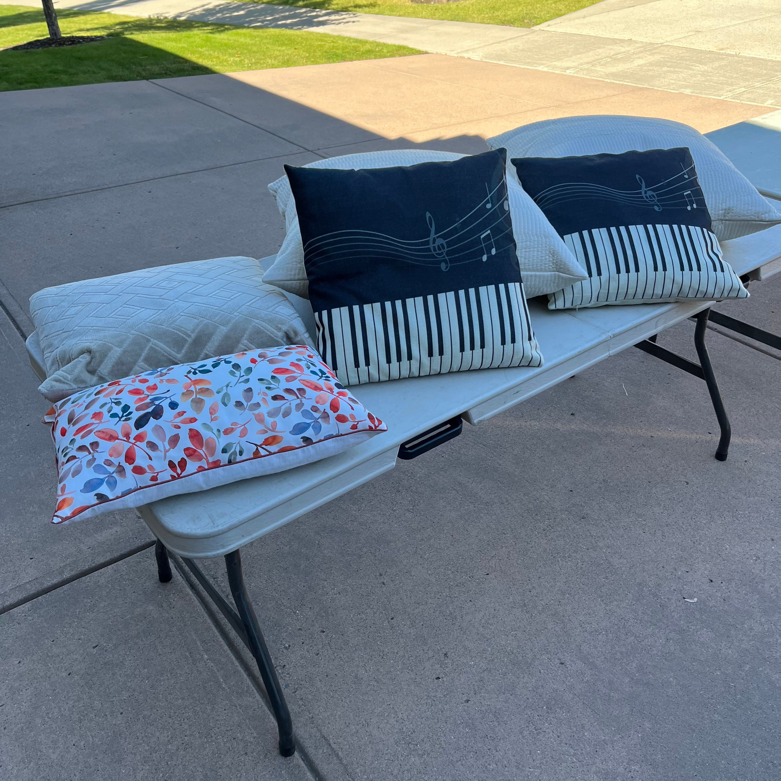 D716 Throw cushions grouping