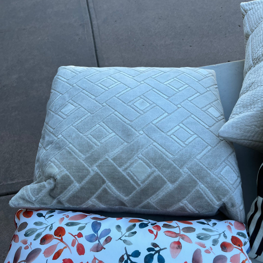 D716 Throw cushions grouping