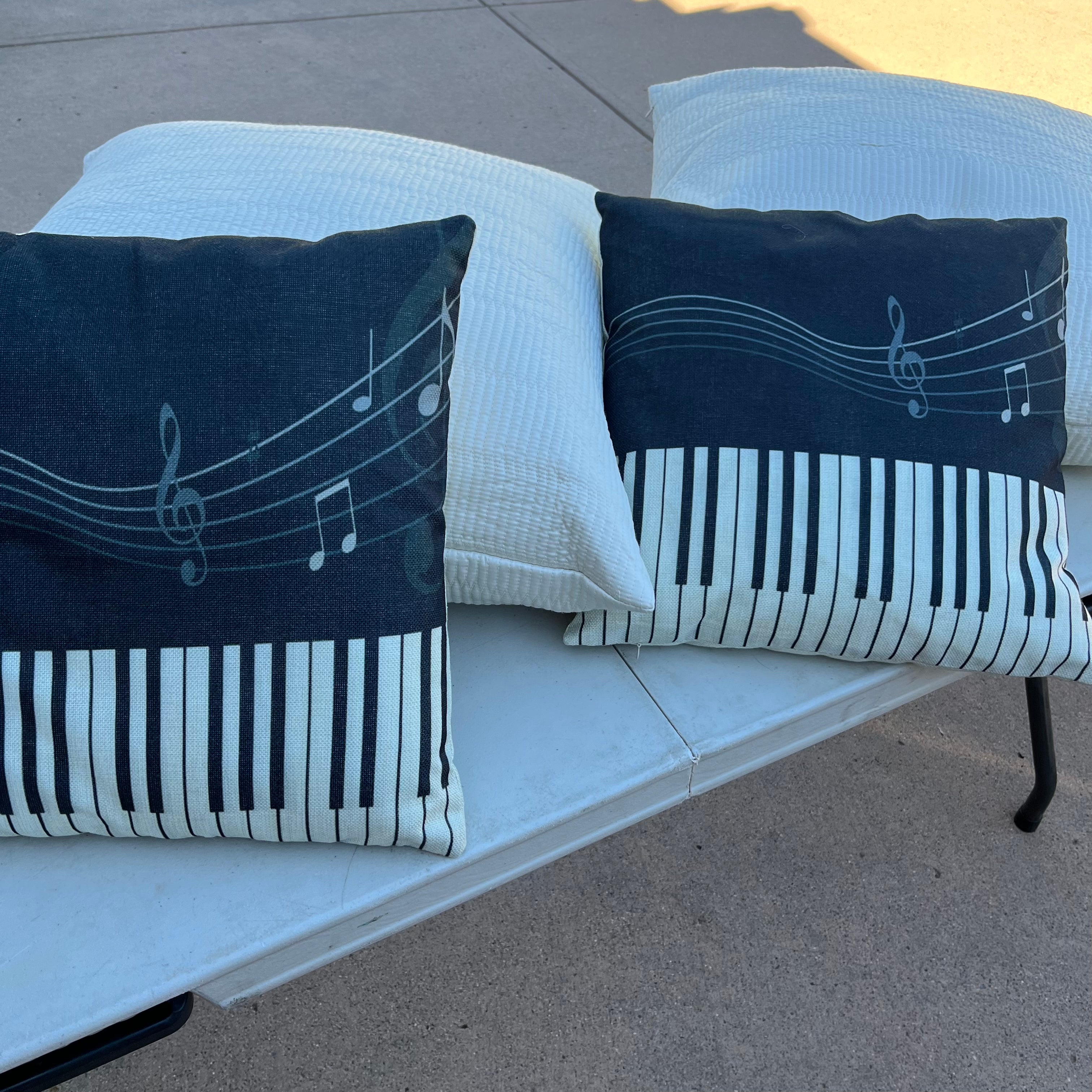 D716 Throw cushions grouping