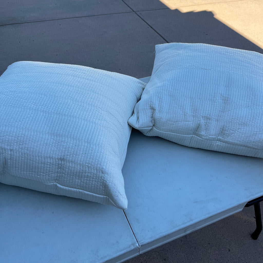D716 Throw cushions grouping