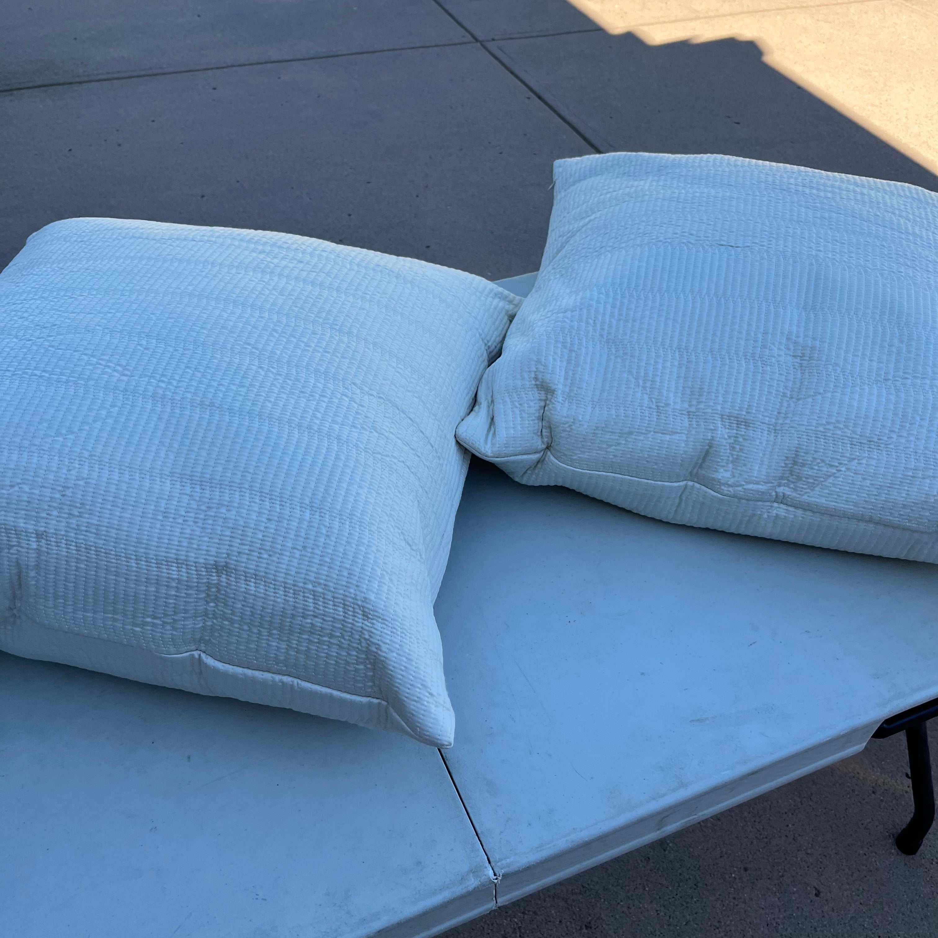 D716 Throw cushions grouping