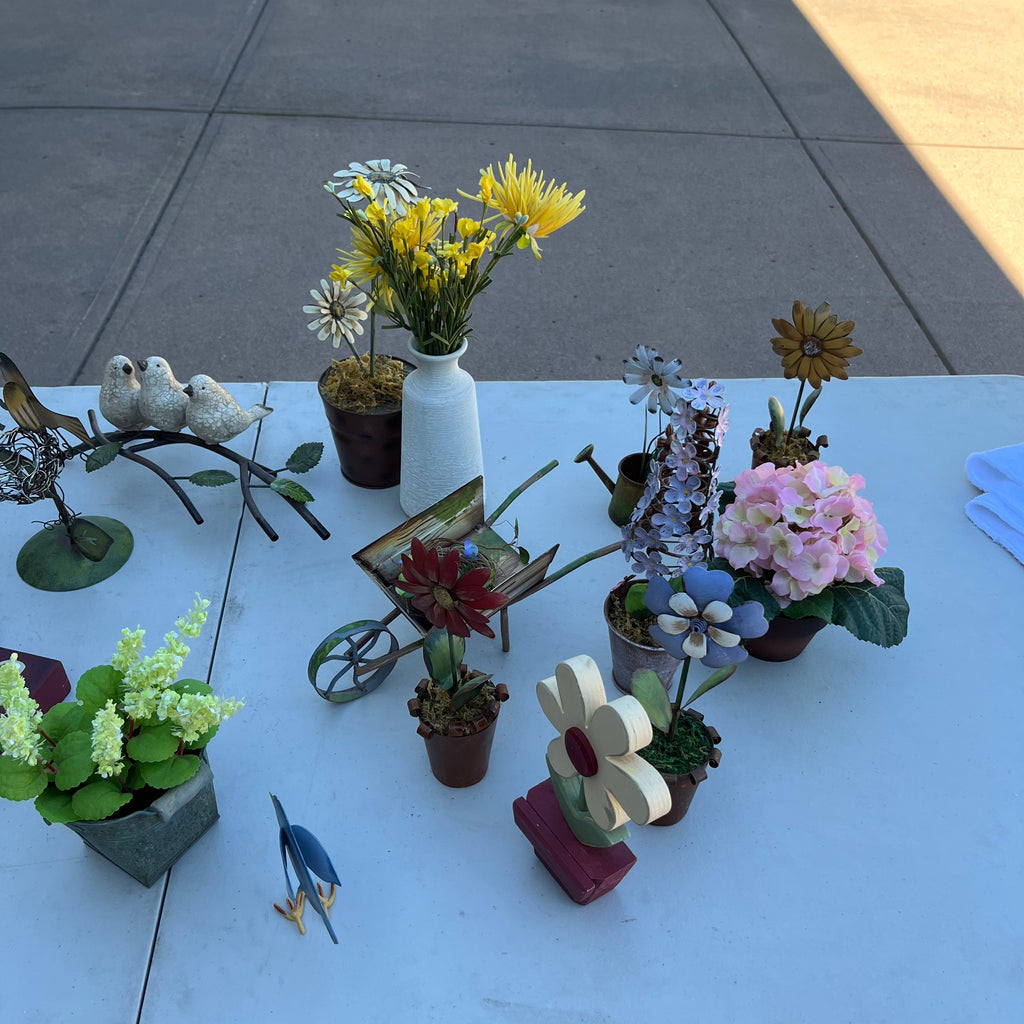 D722 Home decor grouping (metal bird and more)