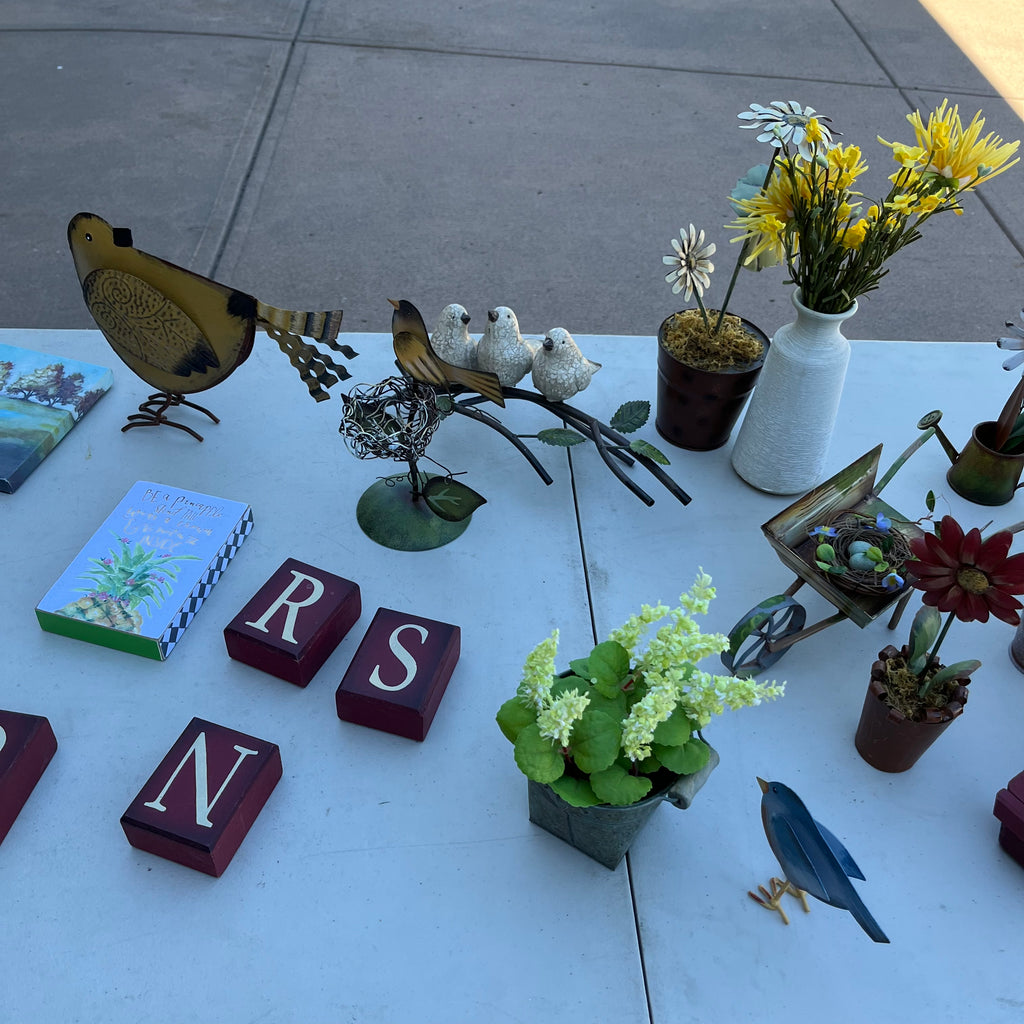 D722 Home decor grouping (metal bird and more)