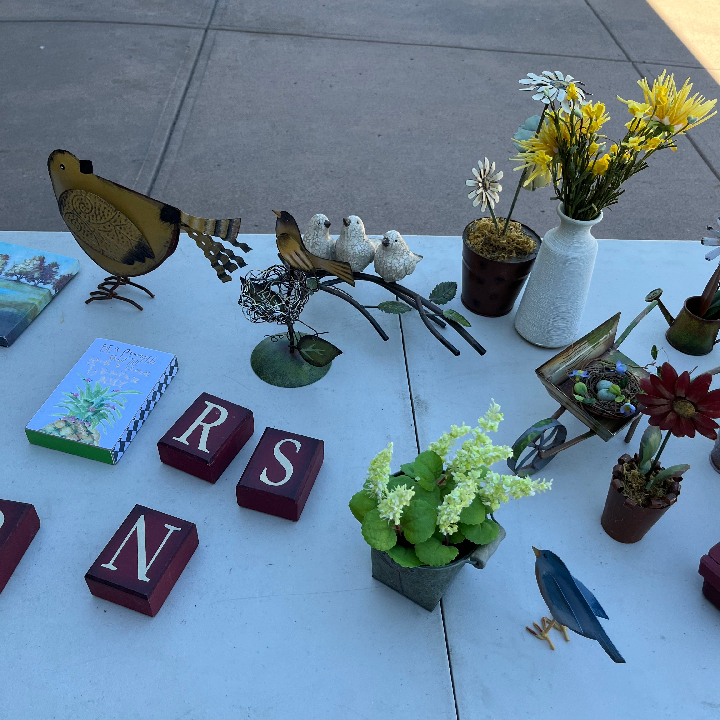 D722 Home decor grouping (metal bird and more)