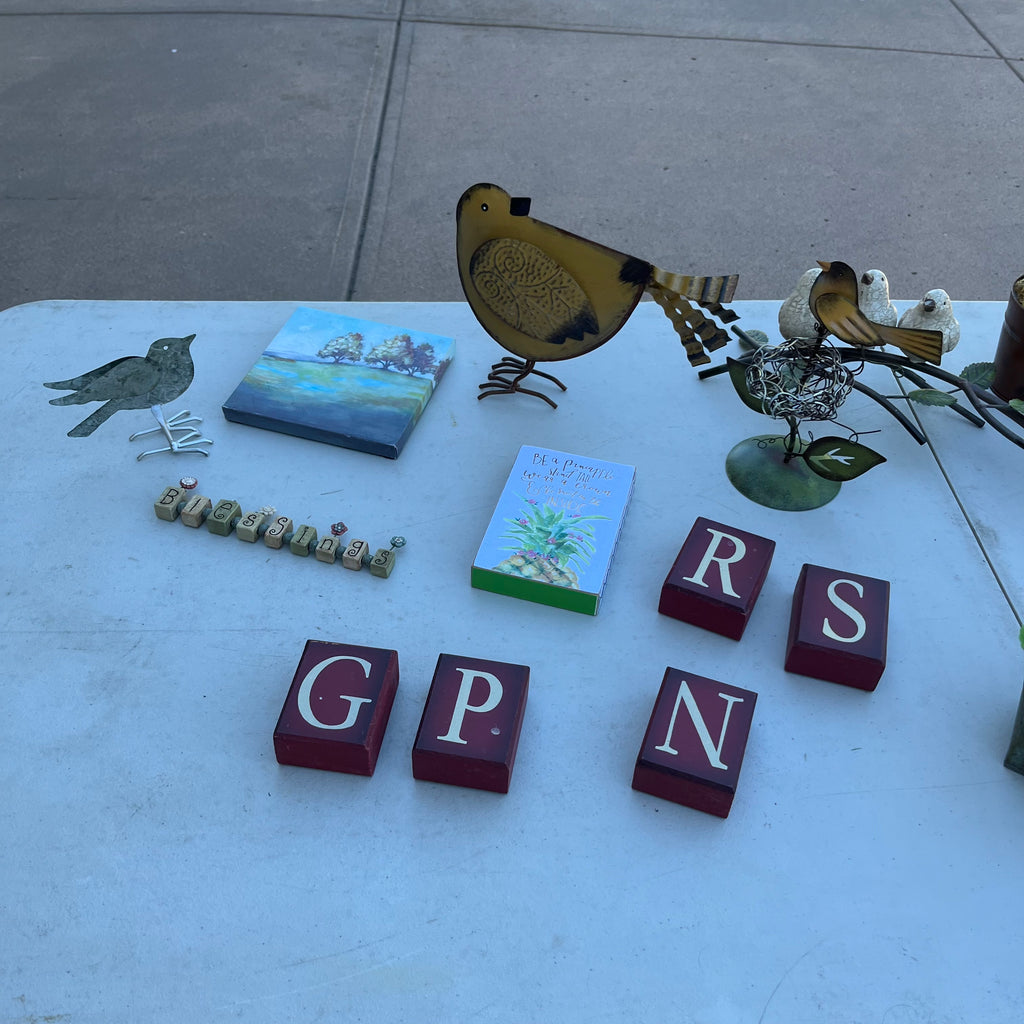D722 Home decor grouping (metal bird and more)