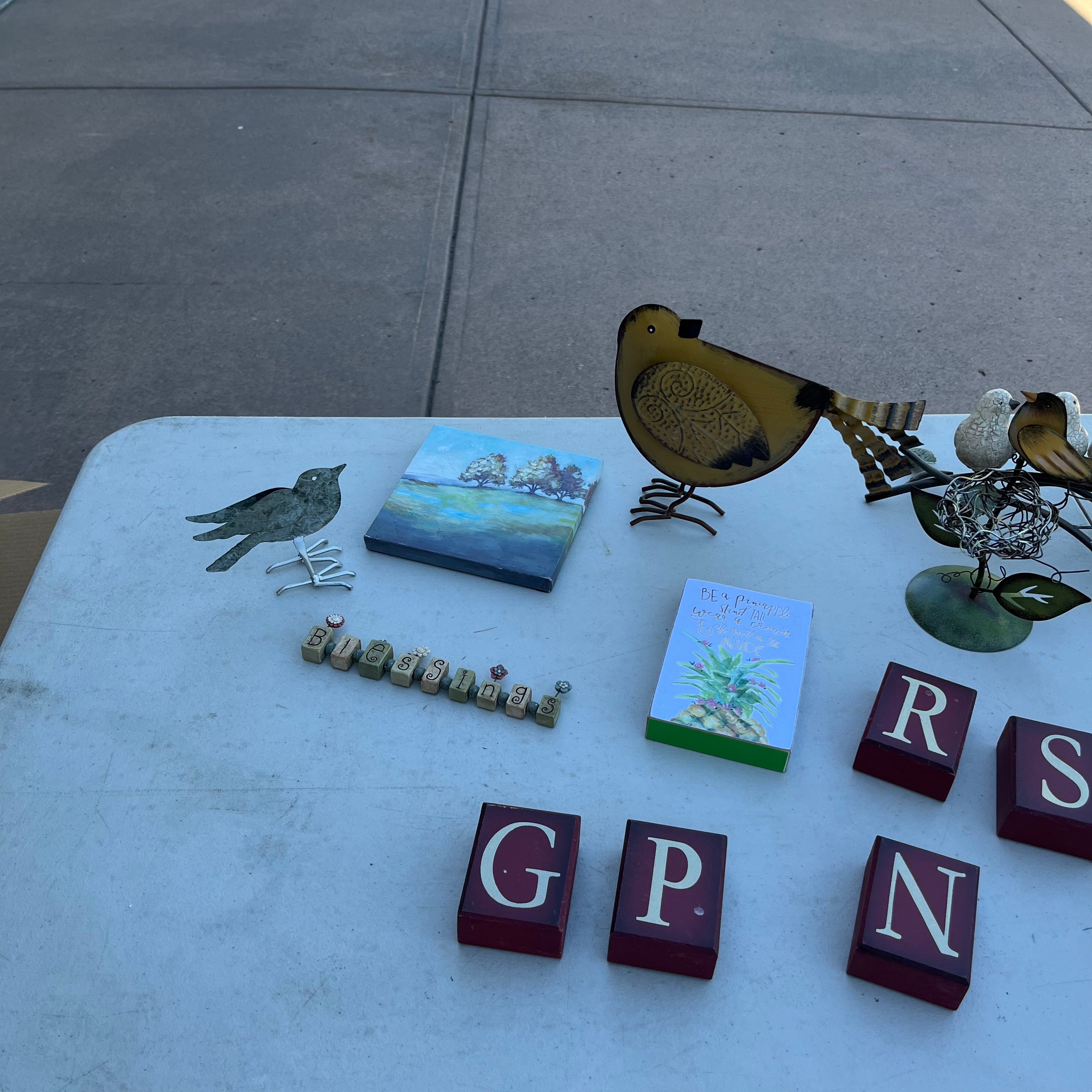 D722 Home decor grouping (metal bird and more)