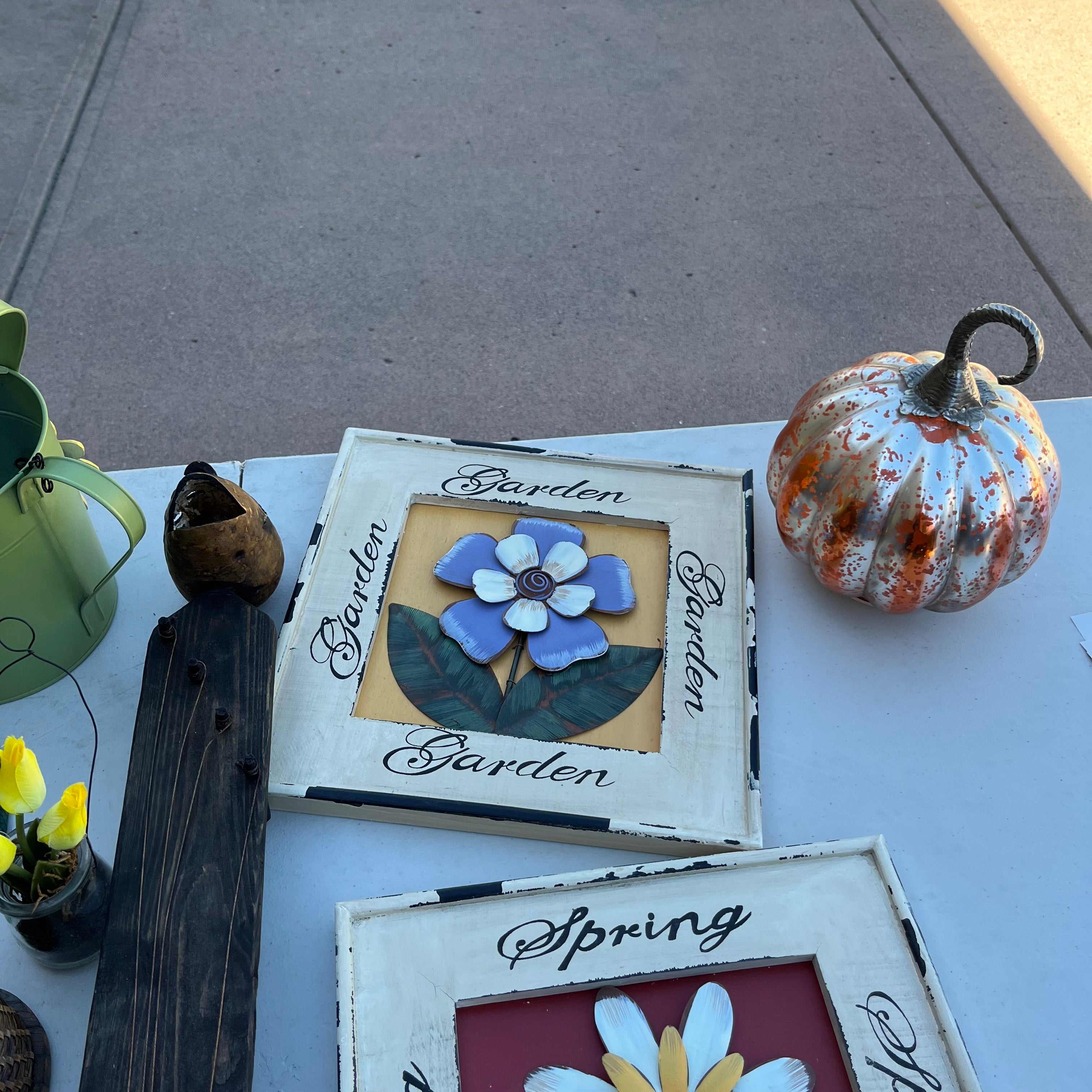 D725 Home decor and more grouping (paper fans and more)