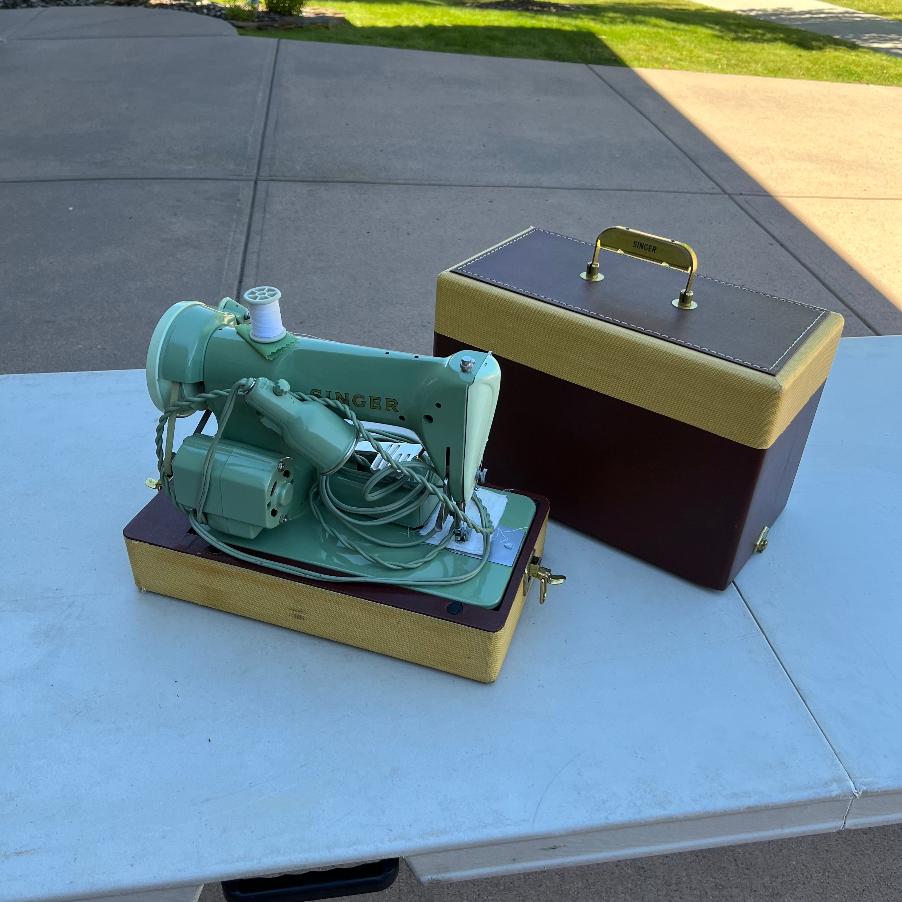 D727 Vintage Singer sewing machine