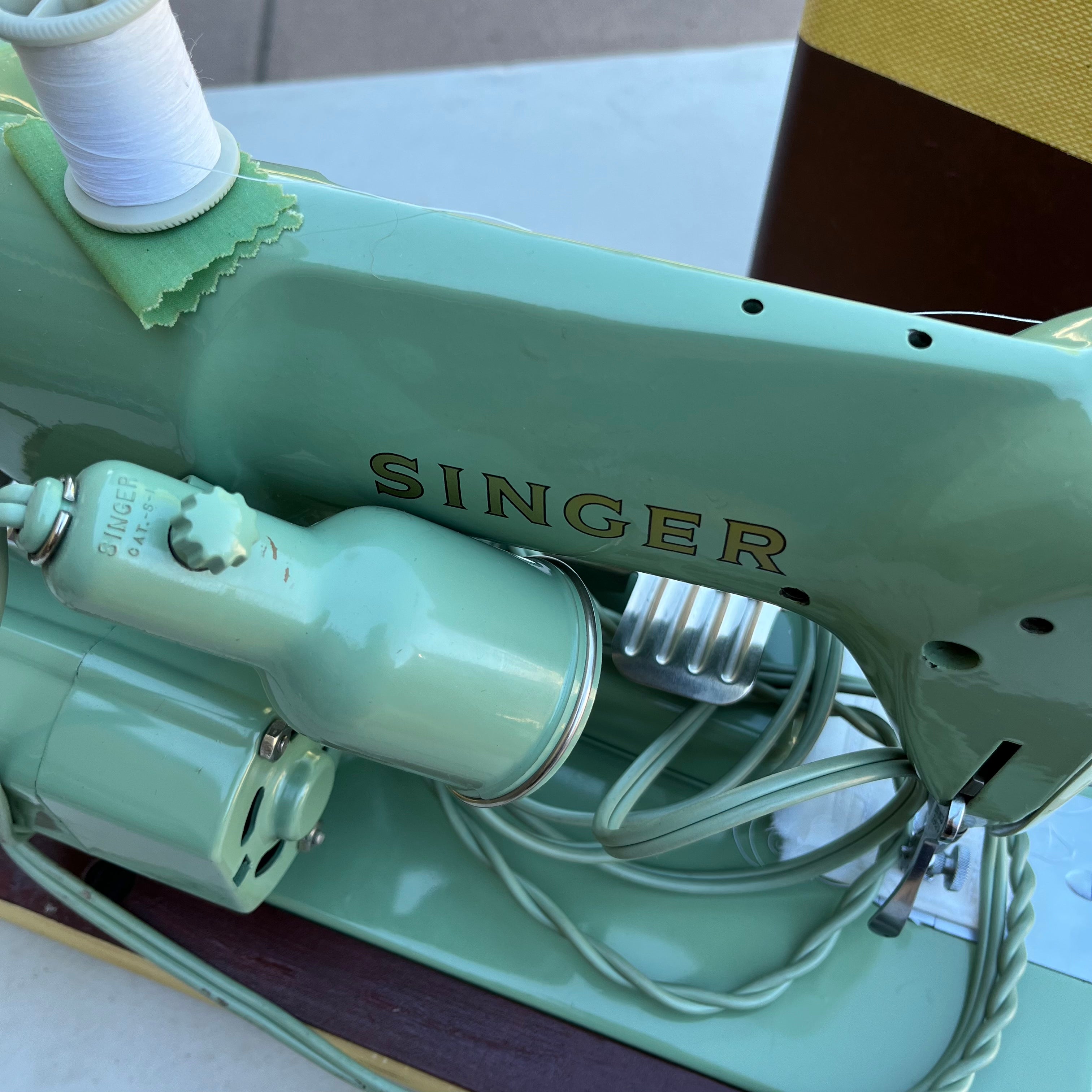 D727 Vintage Singer sewing machine