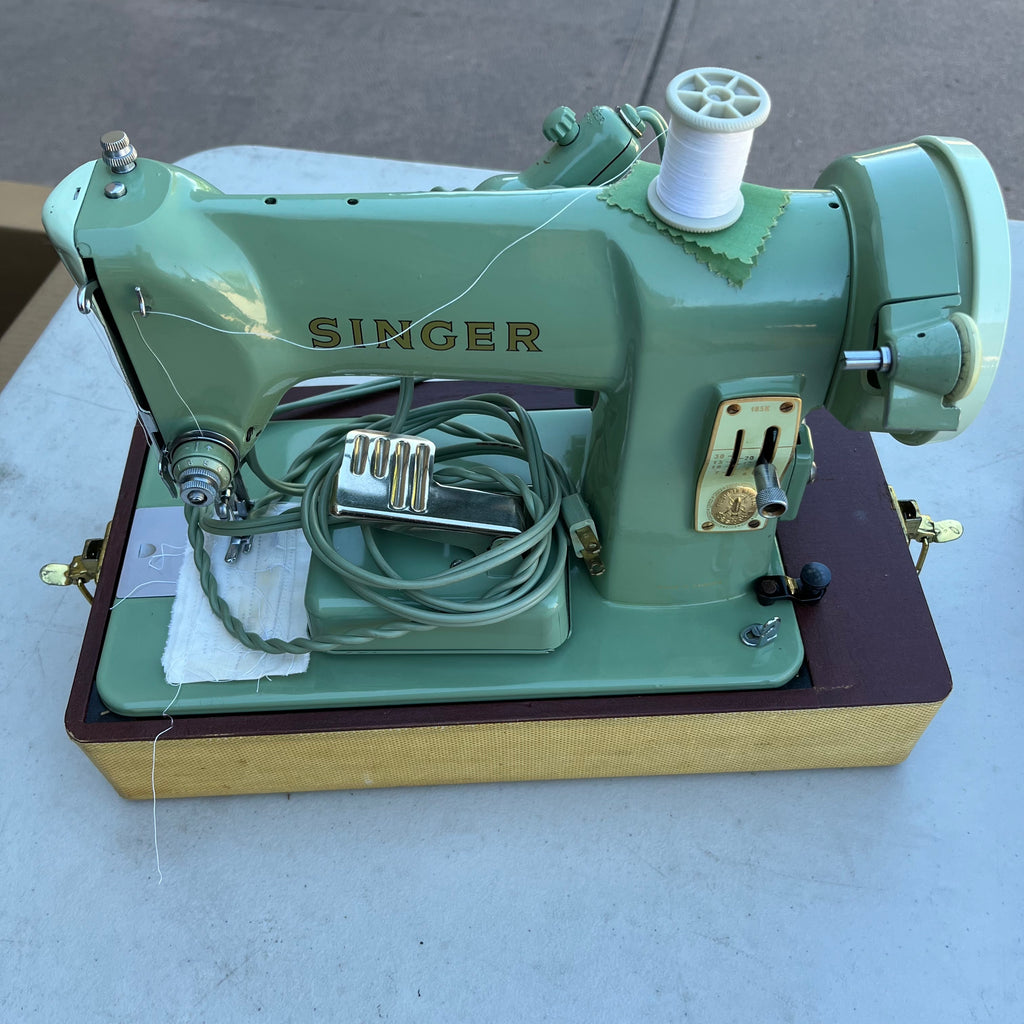 D727 Vintage Singer sewing machine