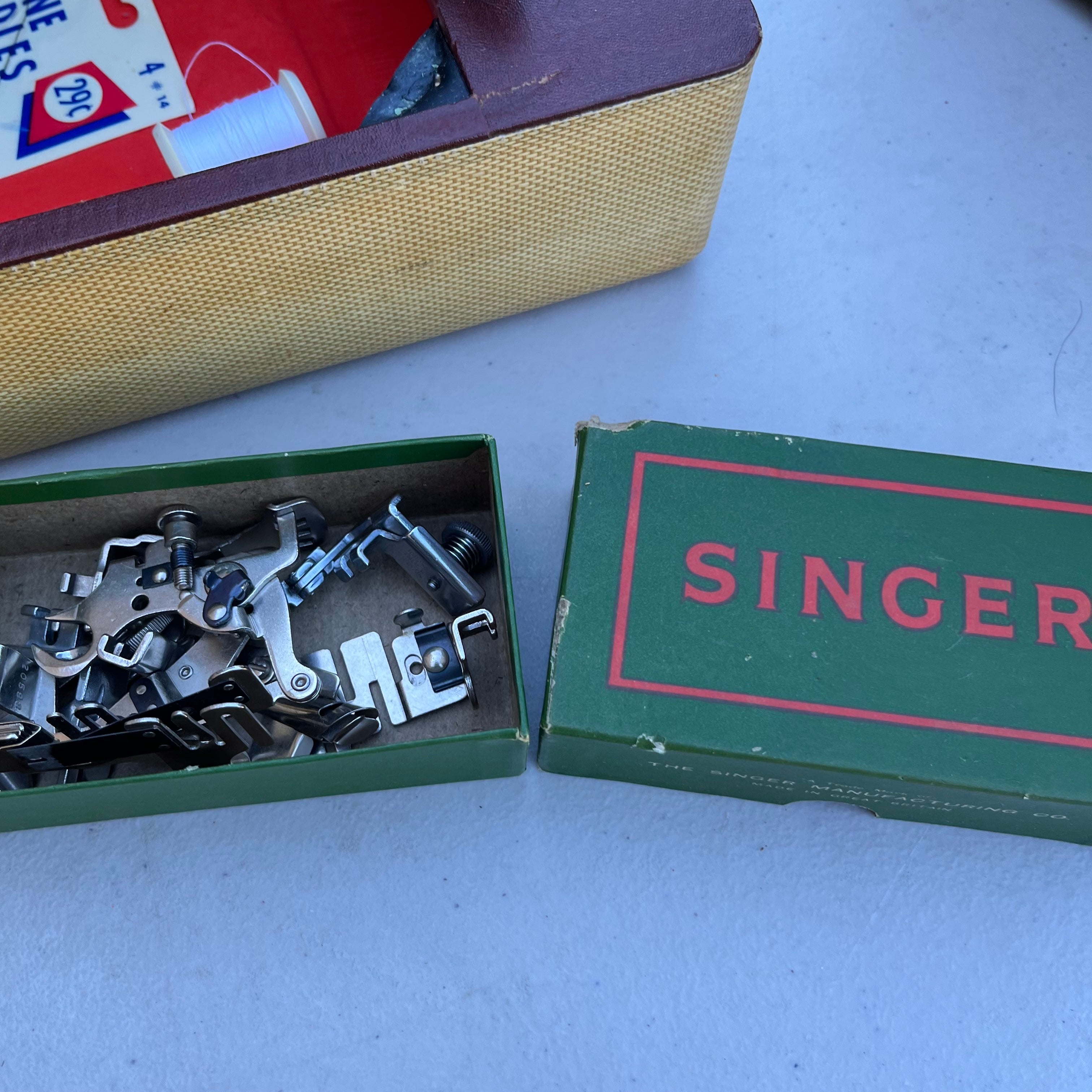 D727 Vintage Singer sewing machine