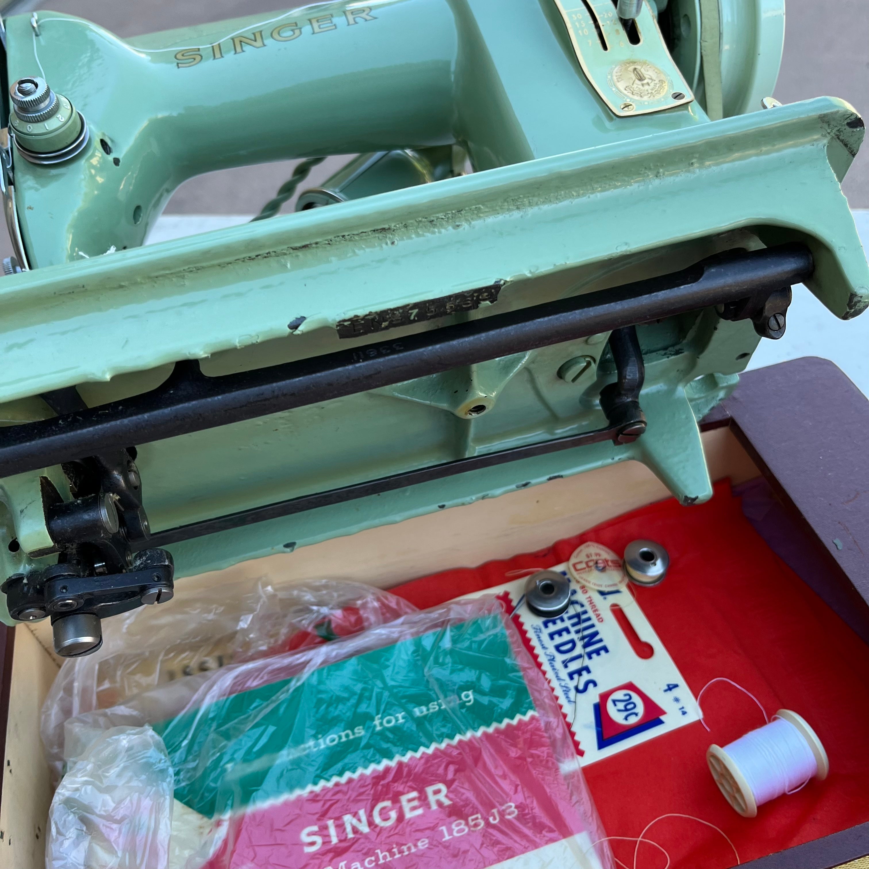 D727 Vintage Singer sewing machine