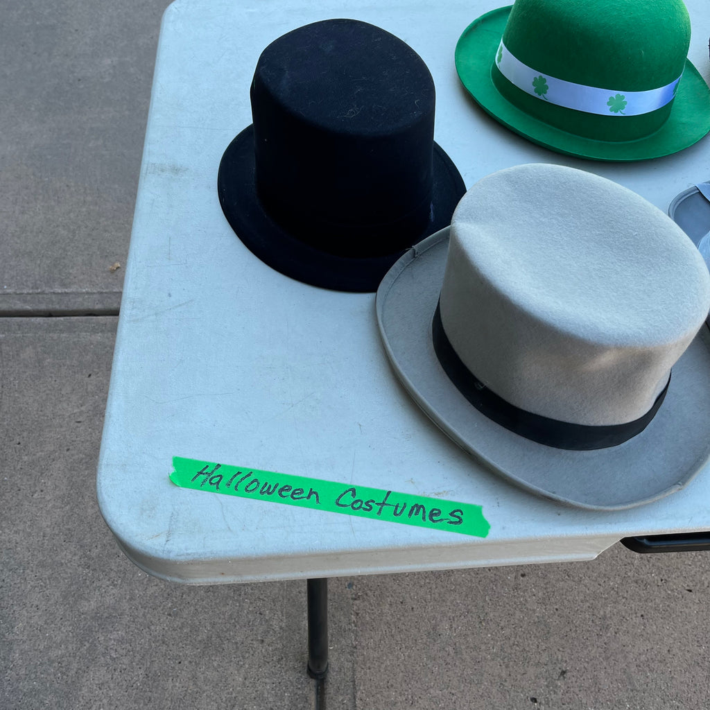 D747 Halloween costumes, wigs and hats