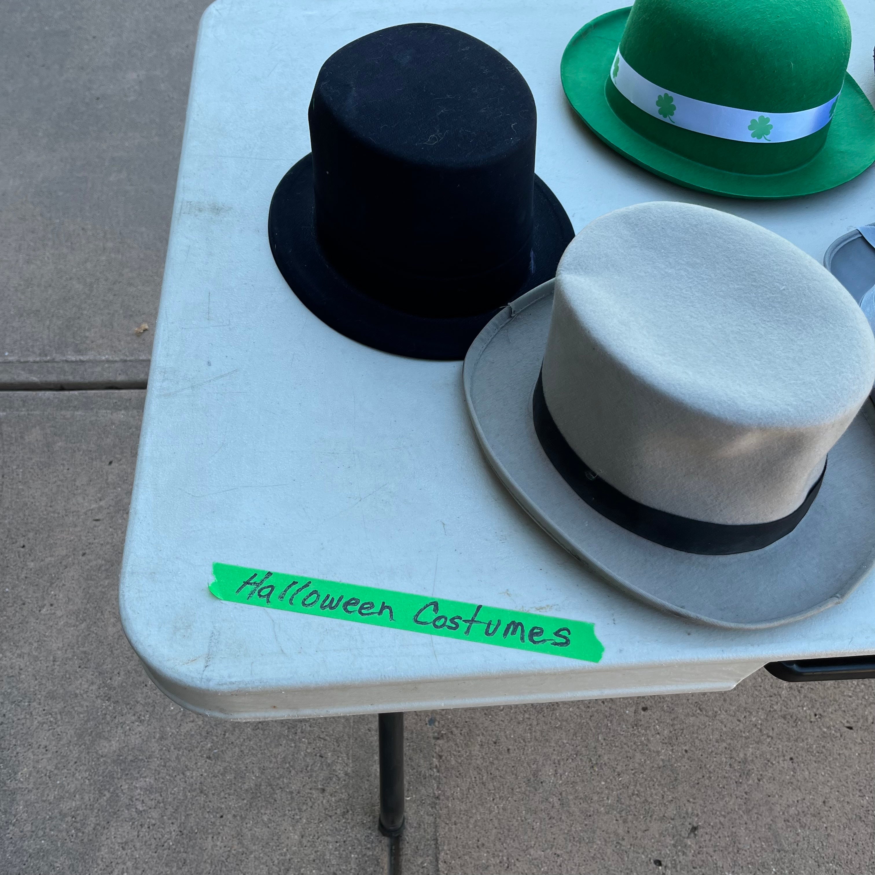 D747 Halloween costumes, wigs and hats