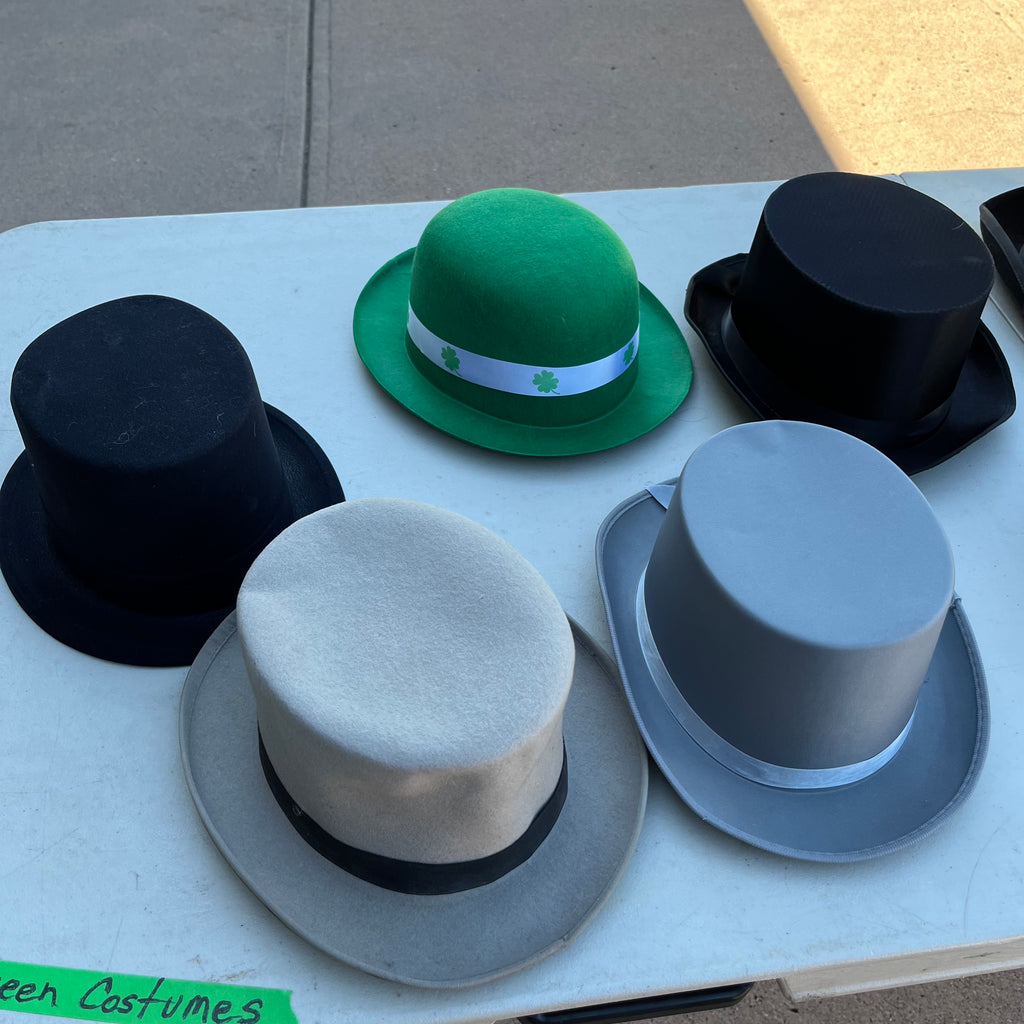 D747 Halloween costumes, wigs and hats