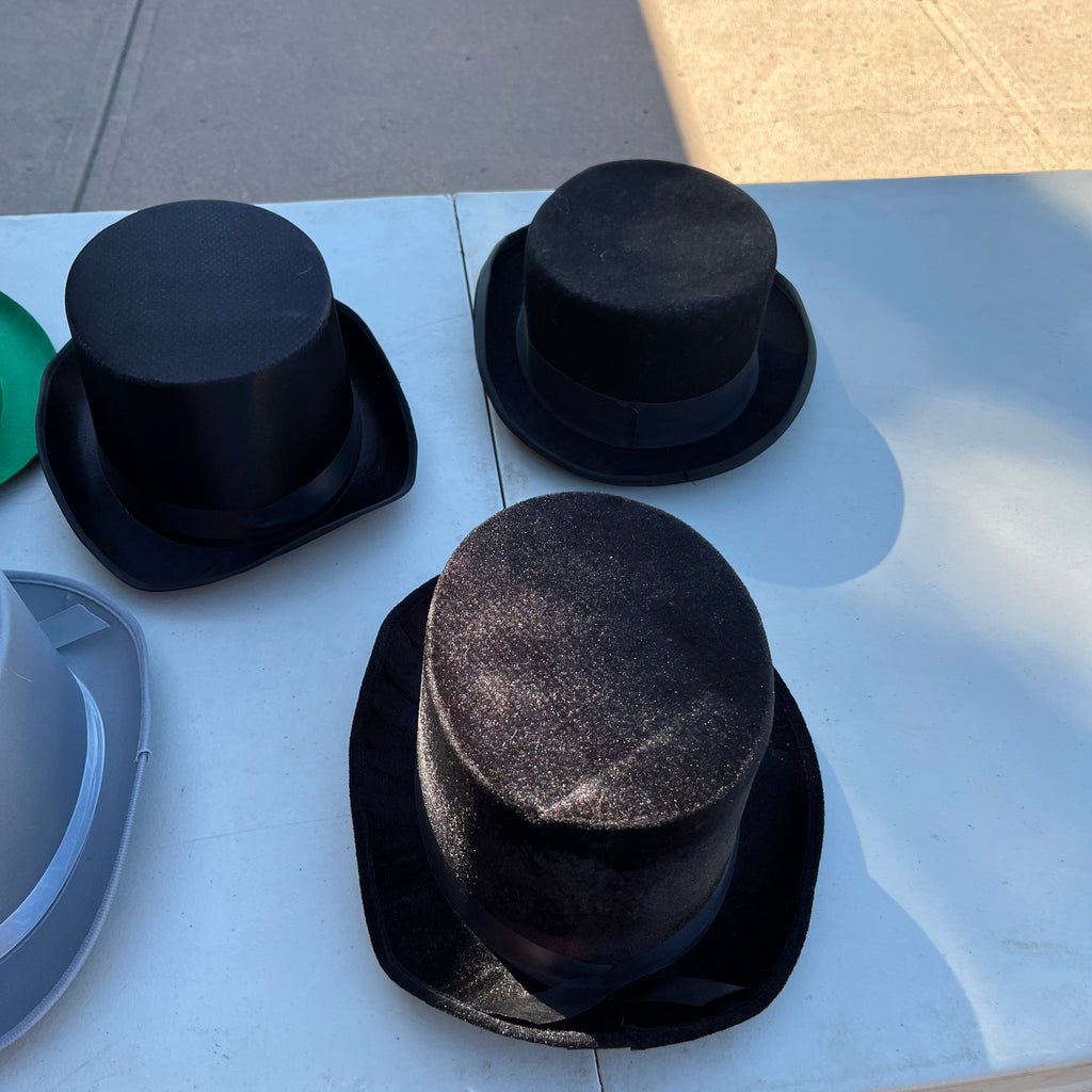 D747 Halloween costumes, wigs and hats