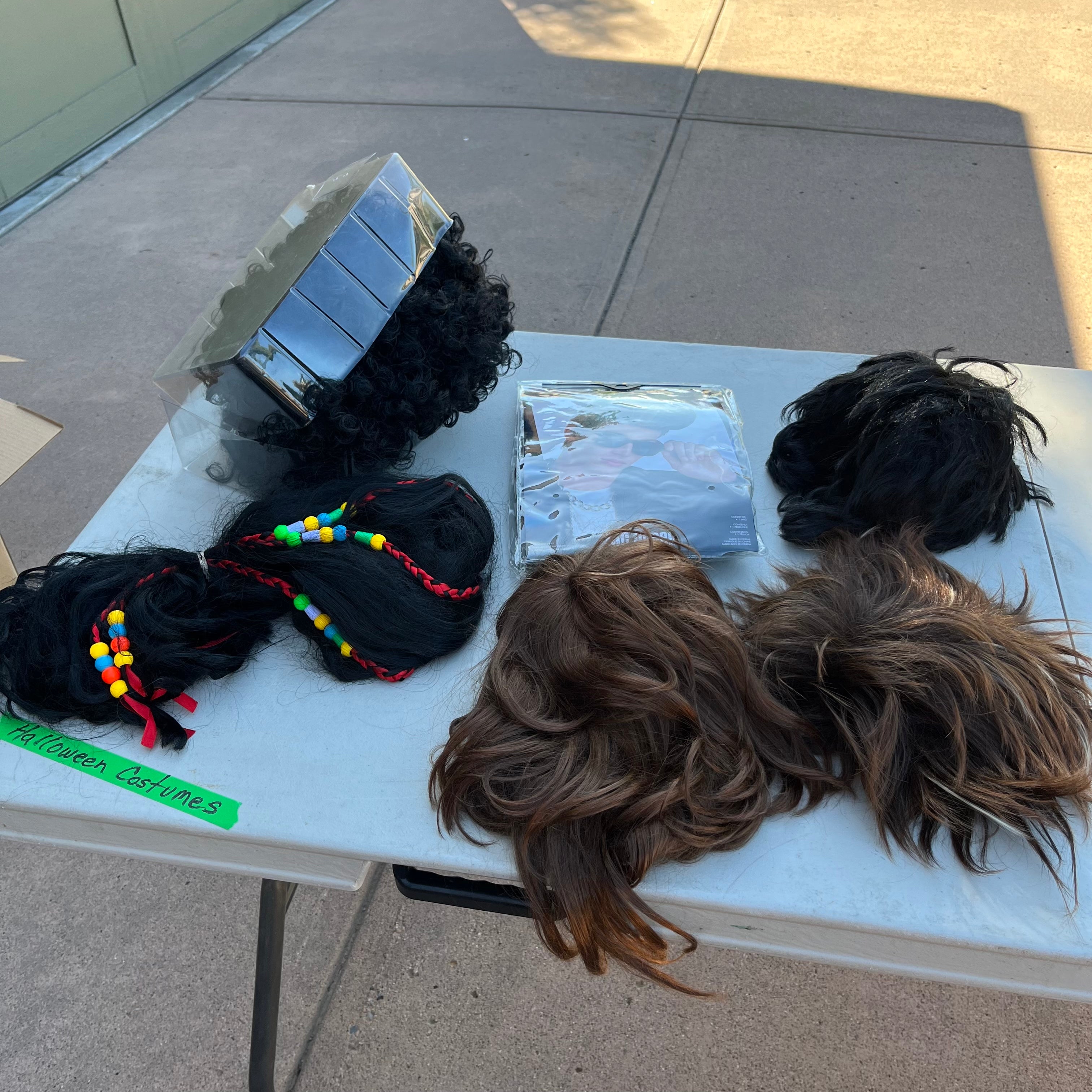 D747 Halloween costumes, wigs and hats