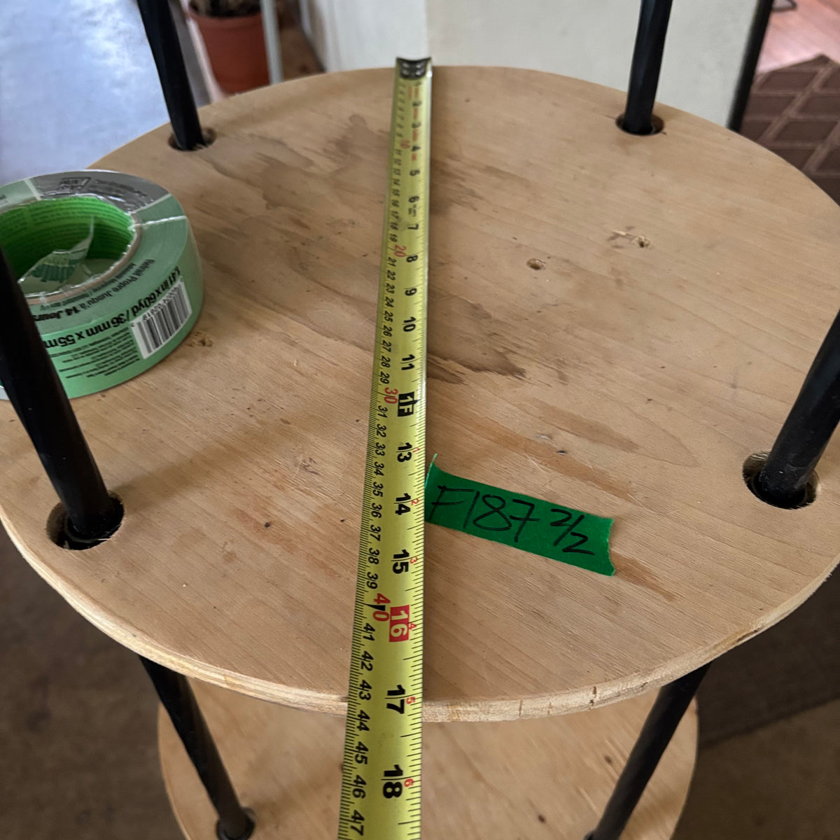 F187 1 plastic shelving unit and 1 metal plant stand with wooden shelves
