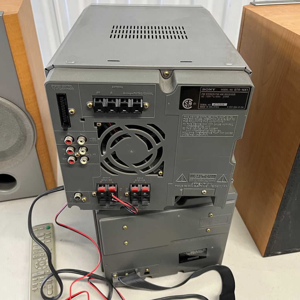 U954 Vintage Sony stereo and speakers (cd player doesn't work)