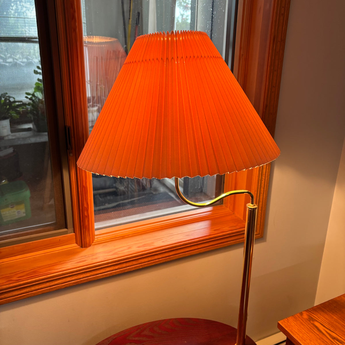 F190 Vintage Solid wood side table with built in lamp