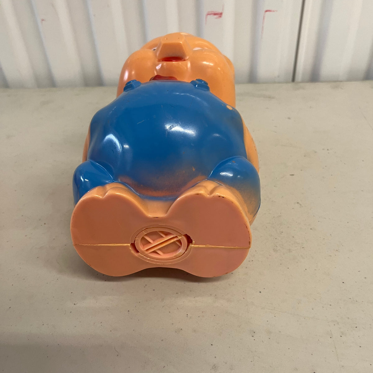 U960 Set of 2 vintage plastic piggy banks (some wear on white bank)
