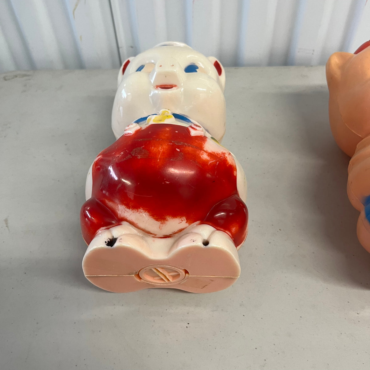U960 Set of 2 vintage plastic piggy banks (some wear on white bank)