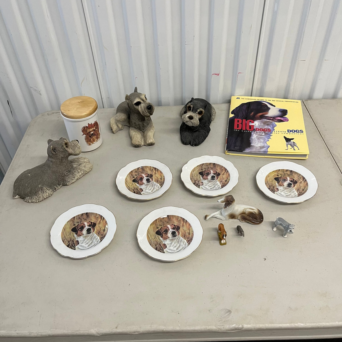 U962 Dog Decor Grouping