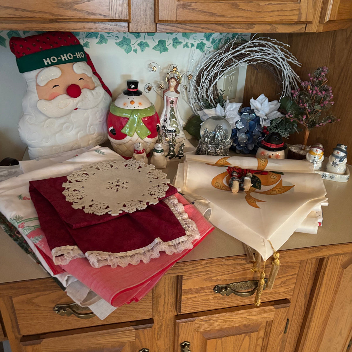 F211 Christmas Grouping (table Linens and More)