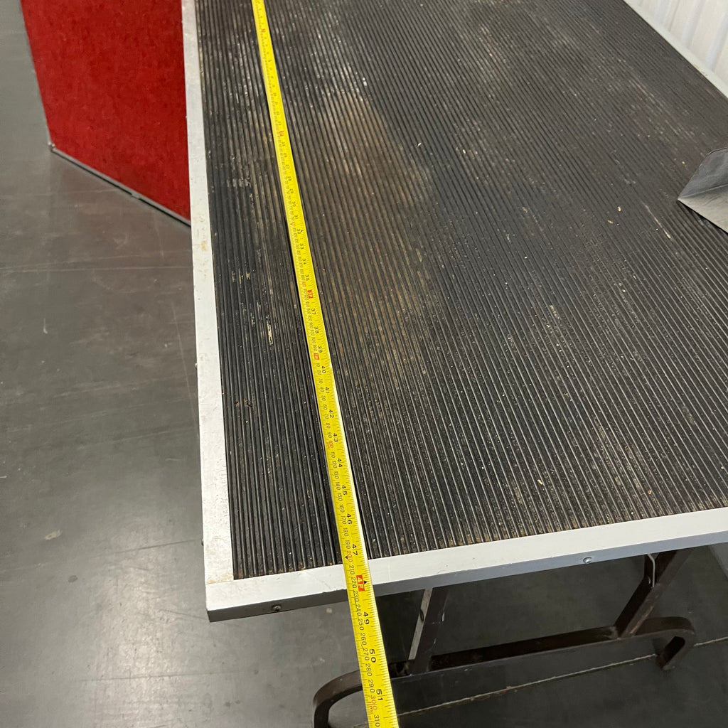 U971 Dog Grooming Lot (grooming table and more)