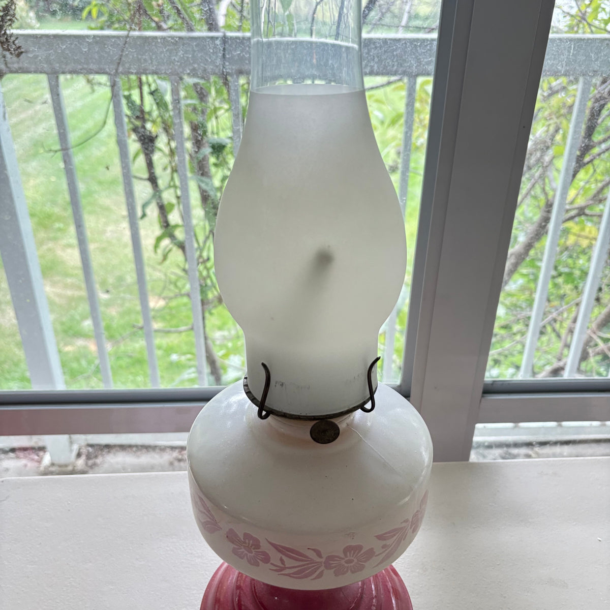F229 Vintage oil lamp with red/pink glass base