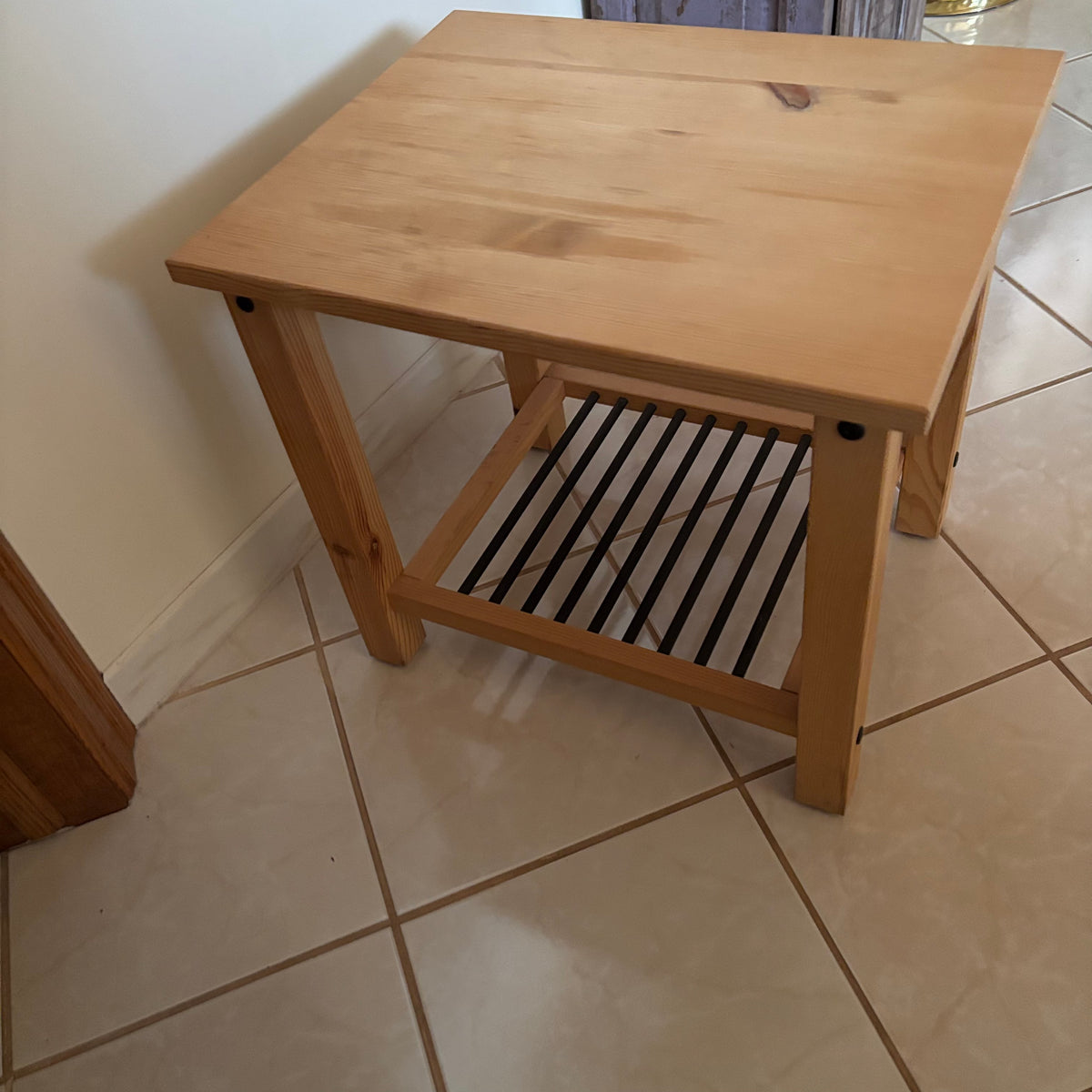 F265 Pine end table