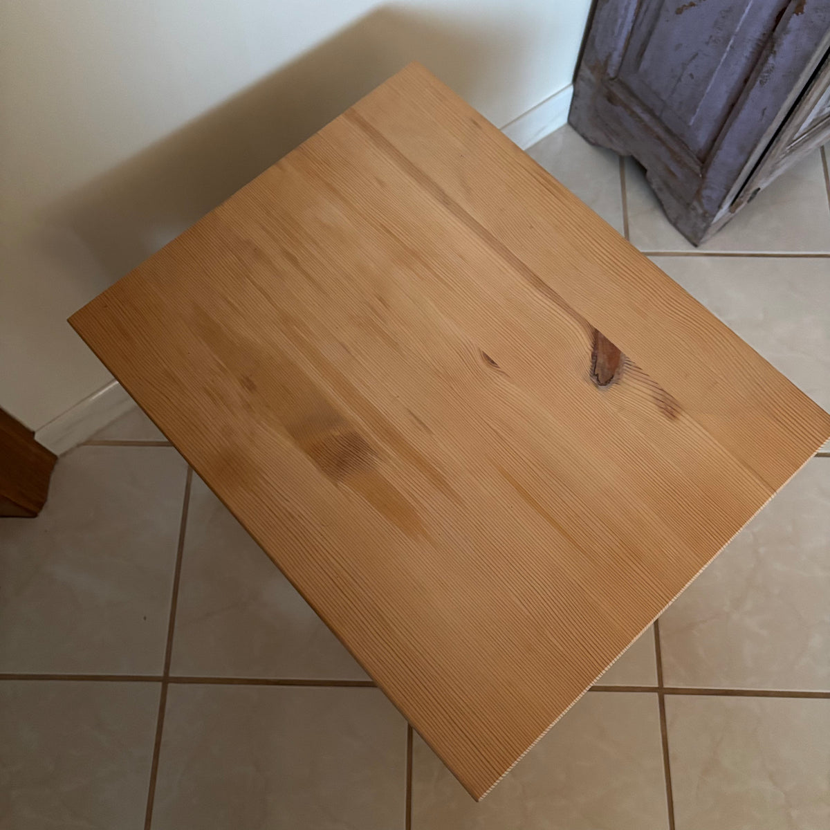 F265 Pine end table