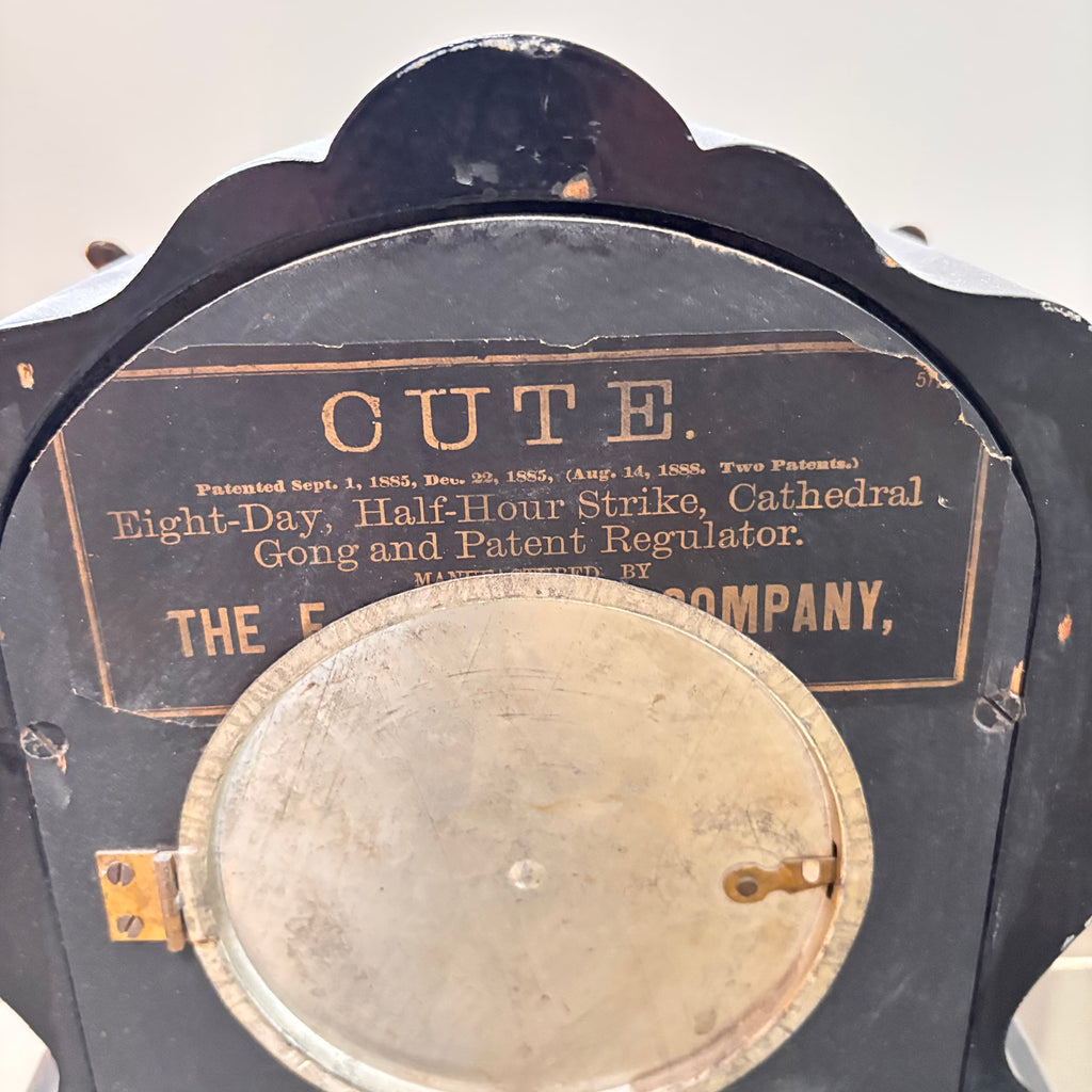 K318 Vintage The E. Ingraham Company "Cute" Mantle clock (untested)