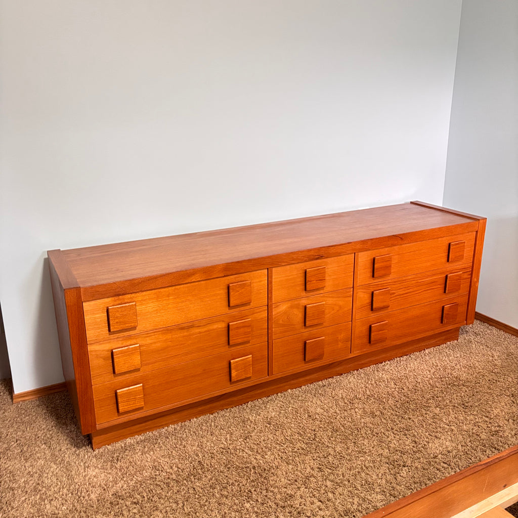 K329 1979 Made in Canada Solid Wood with Teak veneer 9 drawer dresser