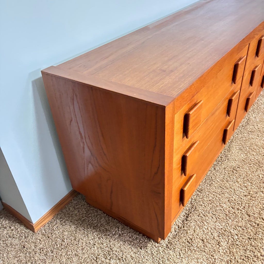 K329 1979 Made in Canada Solid Wood with Teak veneer 9 drawer dresser