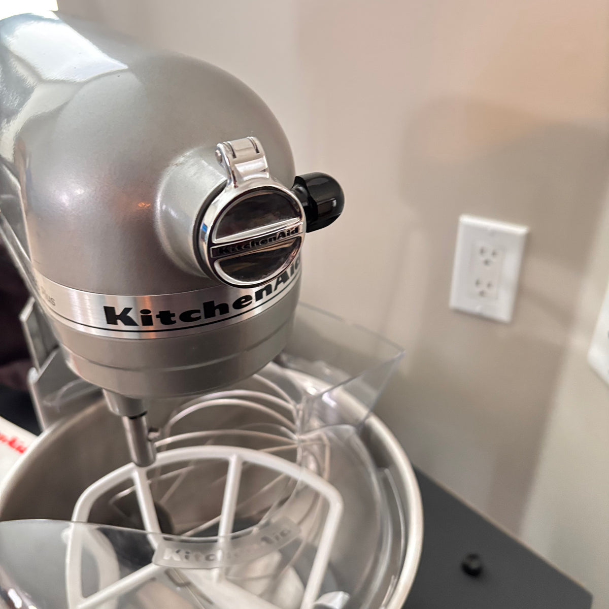K347 Kitchen Aid Professional 5500 Plus stand mixer with cover and attachments)