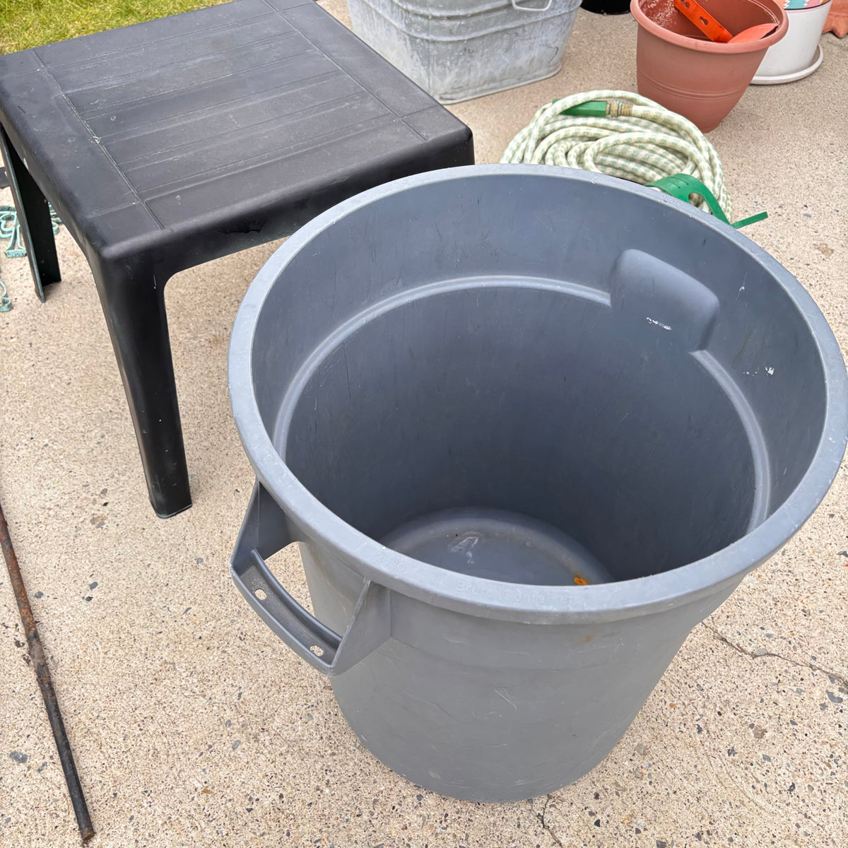 K354 Random yard Grouping (plastic garbage can and more)