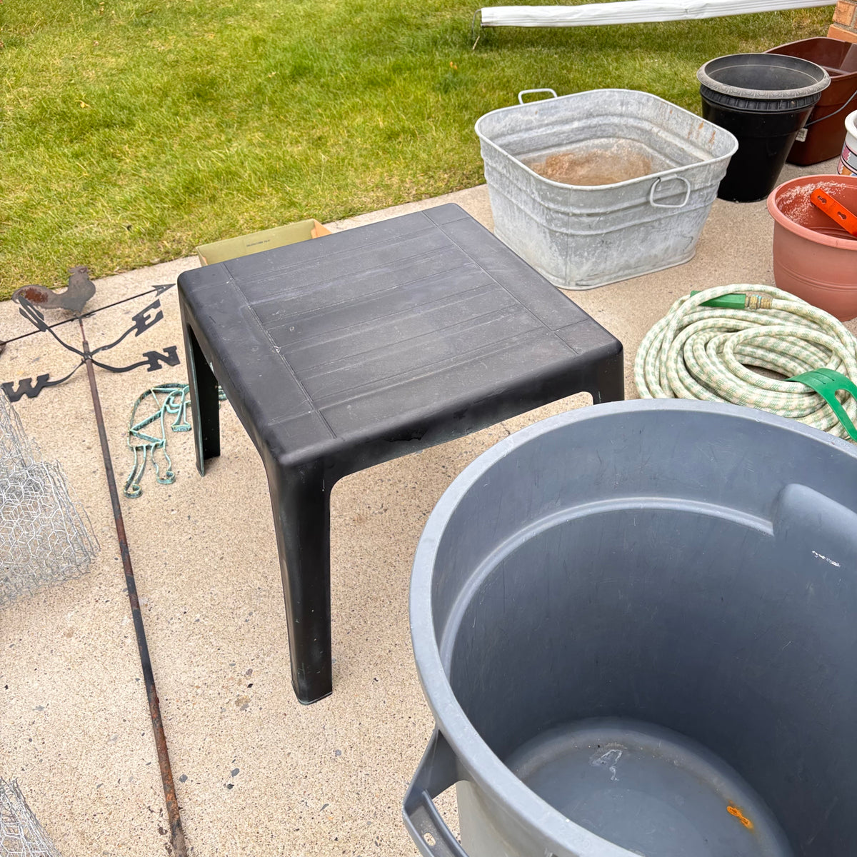 K354 Random yard Grouping (plastic garbage can and more)