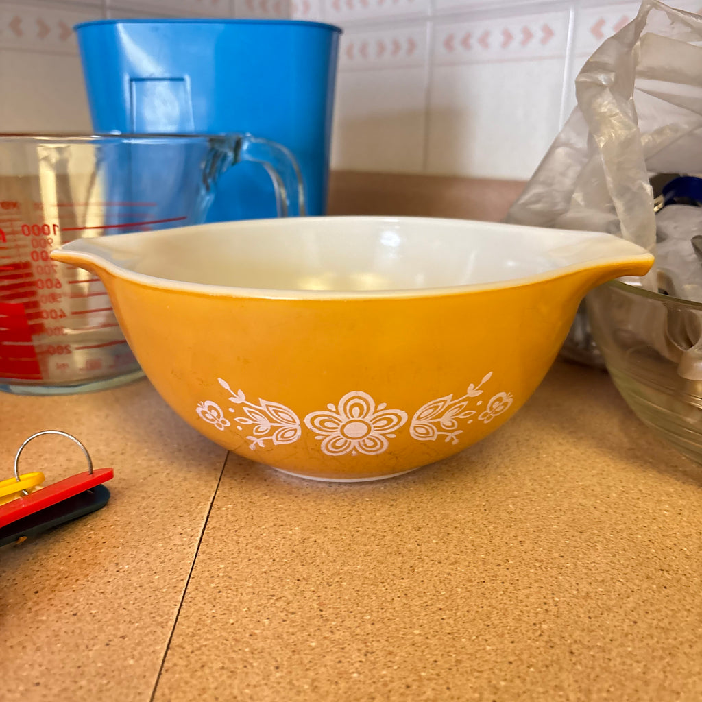 K362 Vintage Kitchen Grouping (pyrex and more)