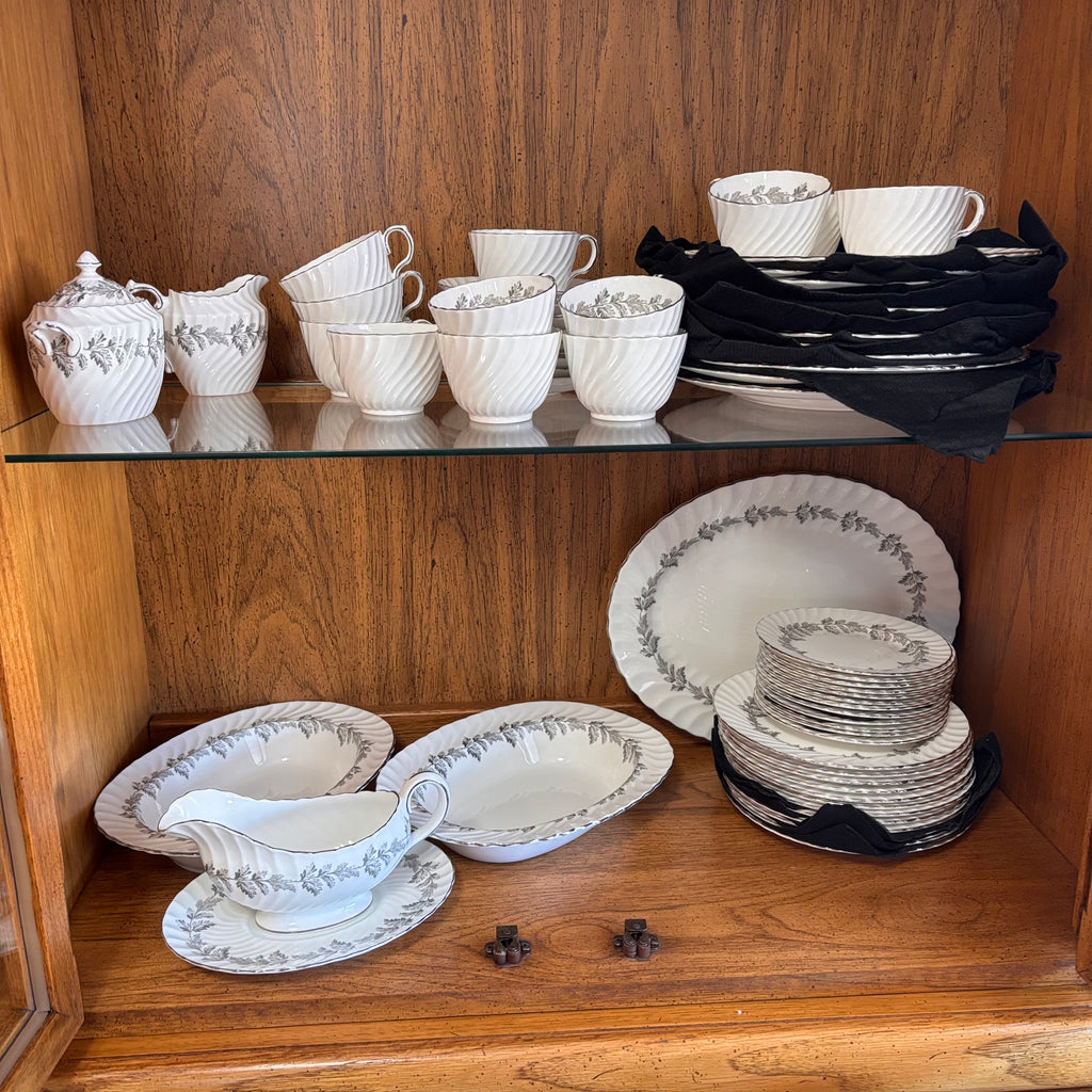 K382 Aynsley "Oak" pattern china grouping (56 pieces plus covers)