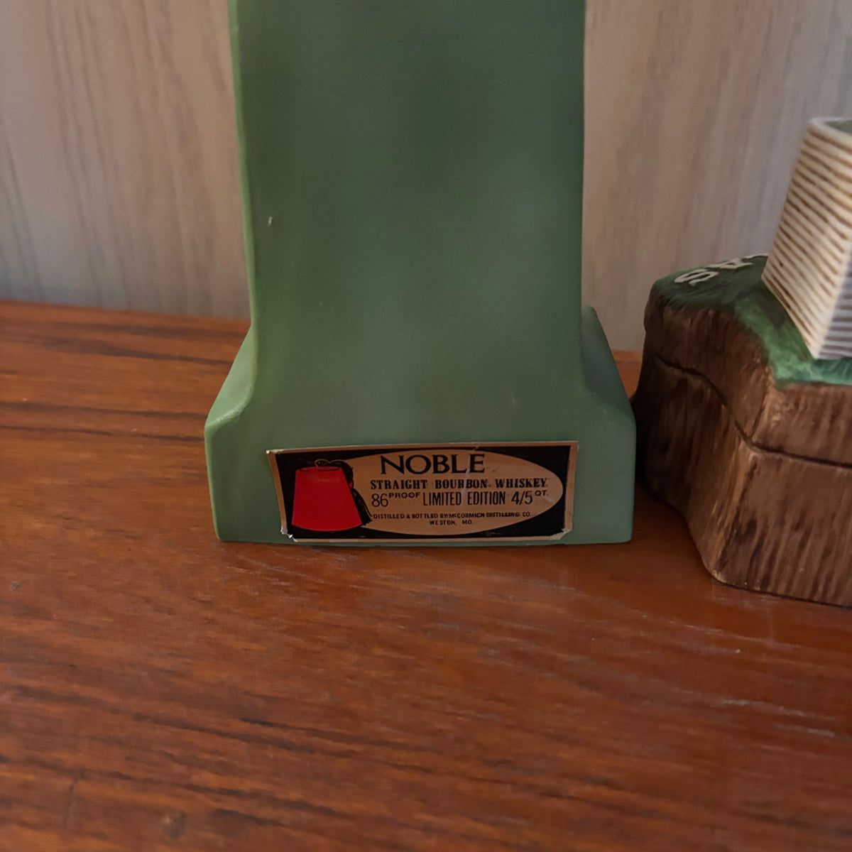 K388 Decorative Liquor Bottle Grouping (Jim Beam and more) ***bottles are empty